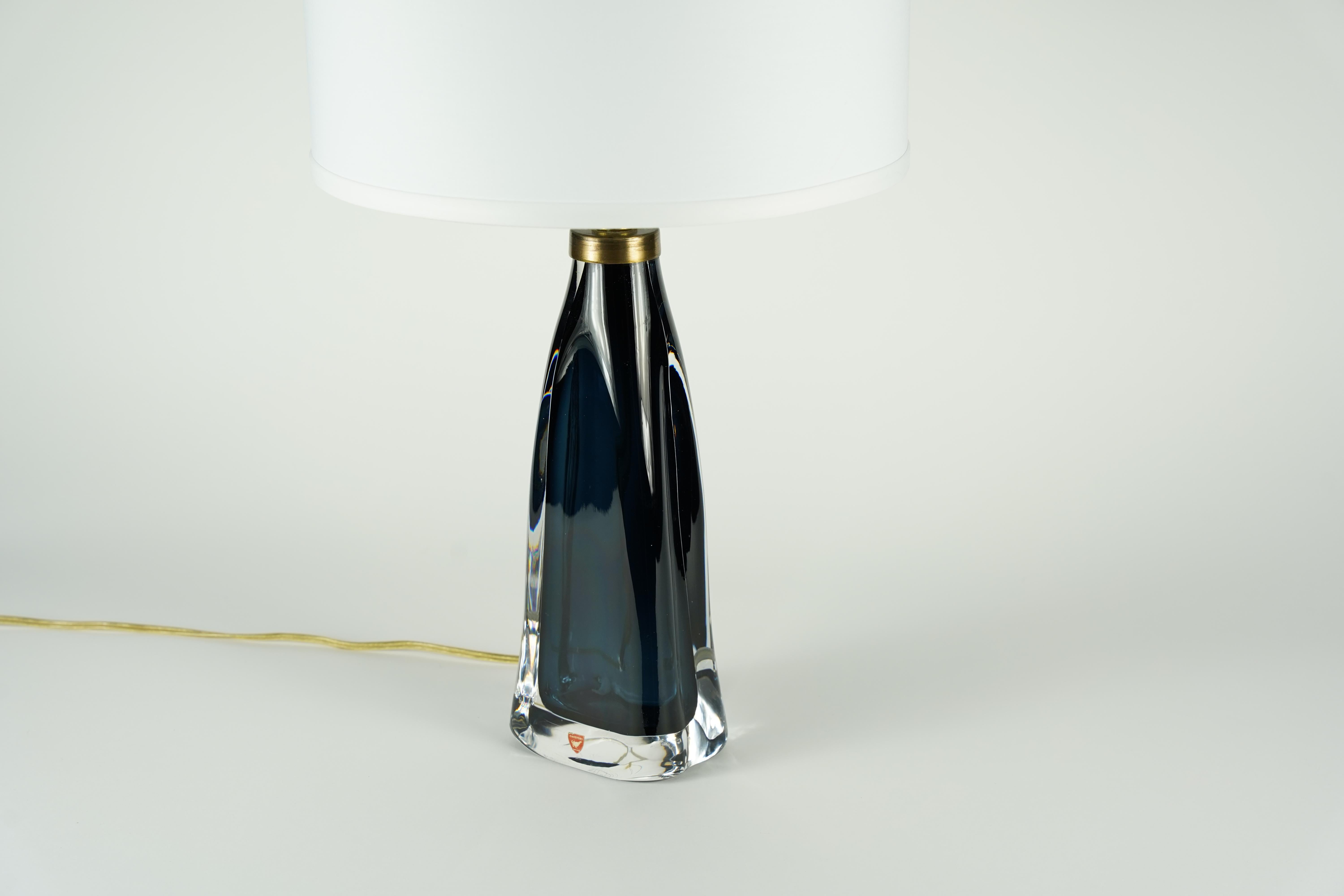 Lampe unique bleu quatre disponible, accessoires en laiton par Carl Fagerlund pour Orrefors, 1960, Suède.

Les abat-jour ne sont pas inclus.

Recâblage pour les États-Unis