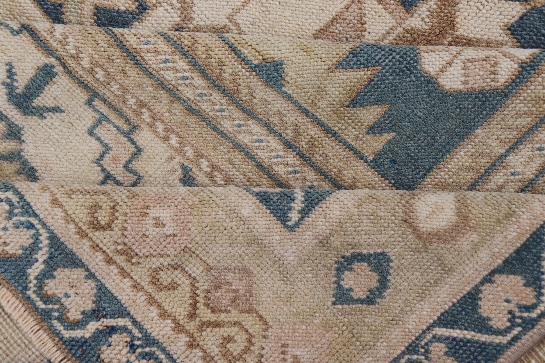 Blauer Oushak-Teppich mit geometrischem Medaillon-Design  5' 5