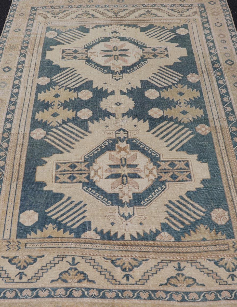 Blauer Oushak-Teppich mit geometrischem Medaillon-Design  5' 5
