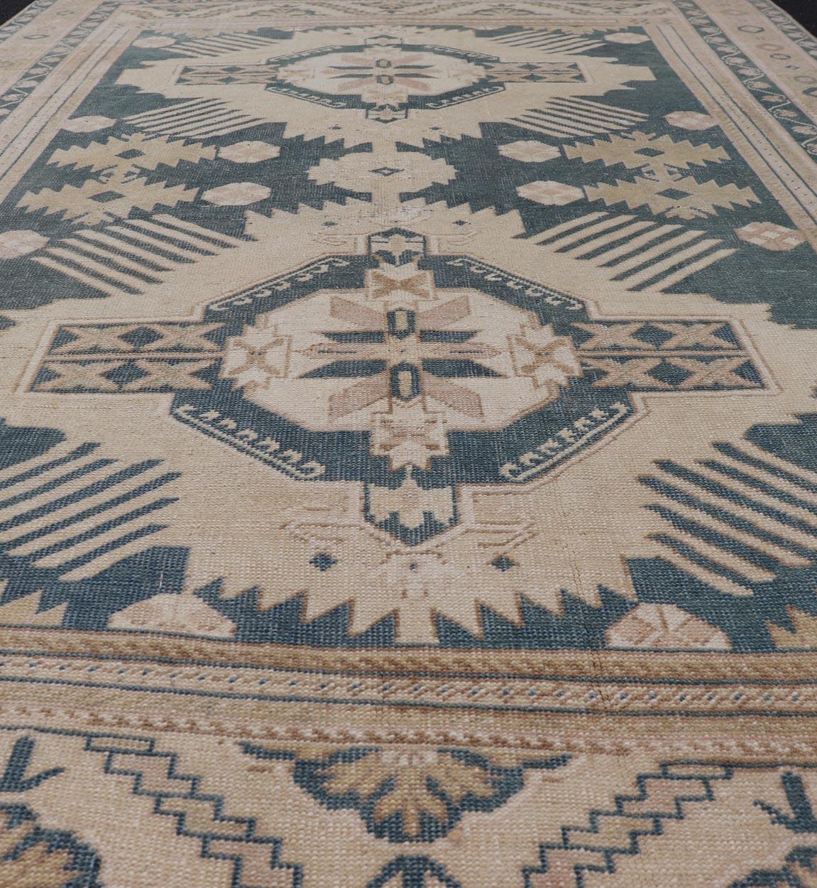 Blauer Oushak-Teppich mit geometrischem Medaillon-Design  5' 5