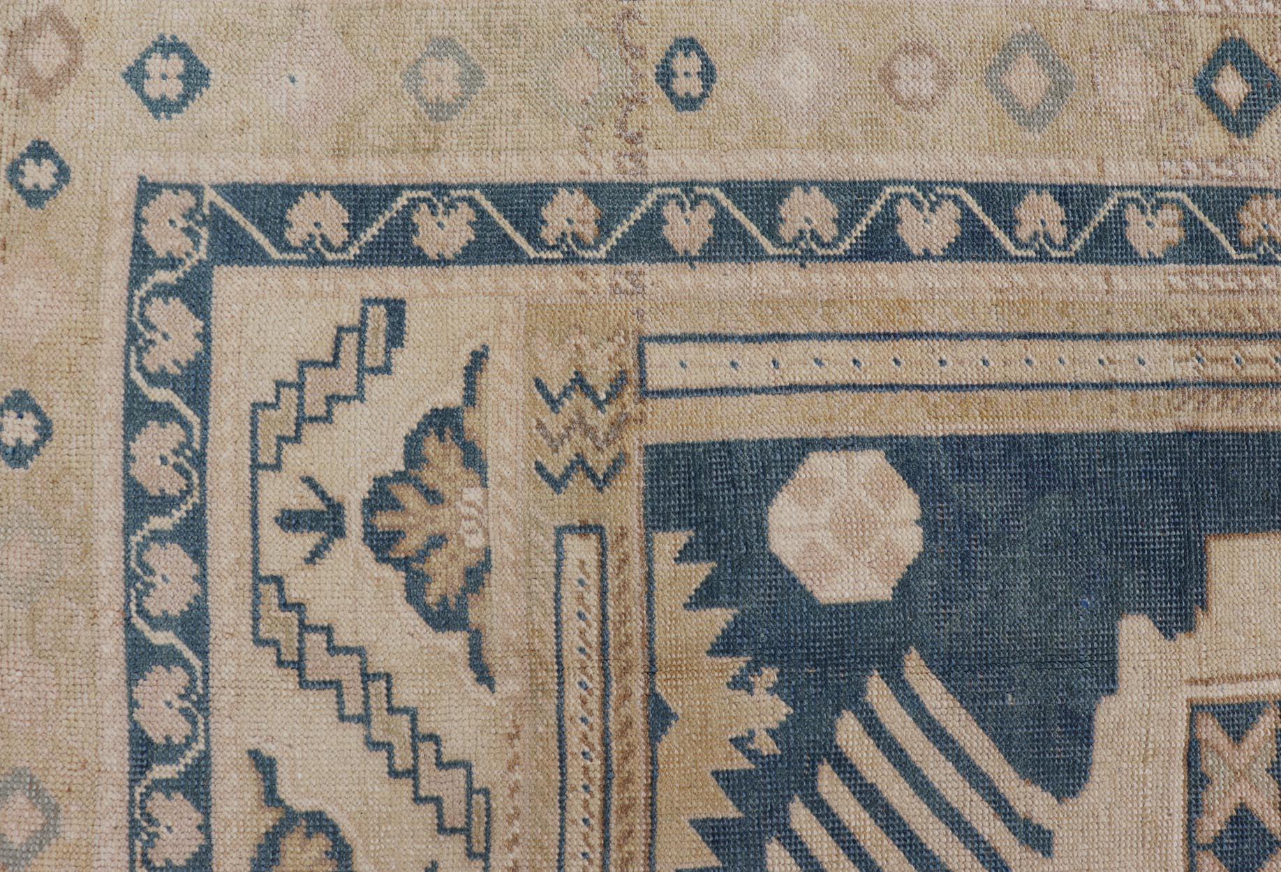 Blauer Oushak-Teppich mit geometrischem Medaillon-Design  5' 5