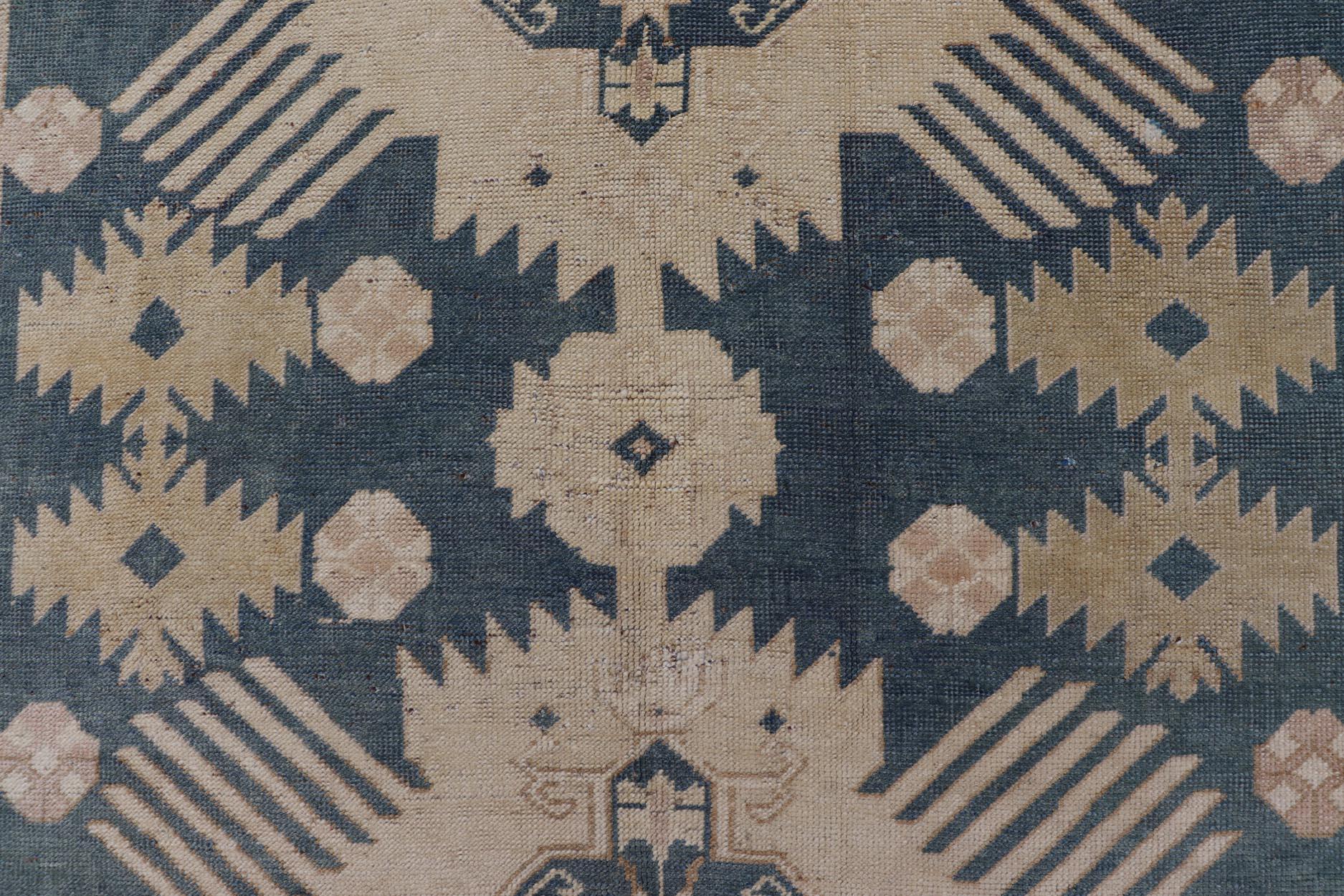 Blauer Oushak-Teppich mit geometrischem Medaillon-Design  5' 5