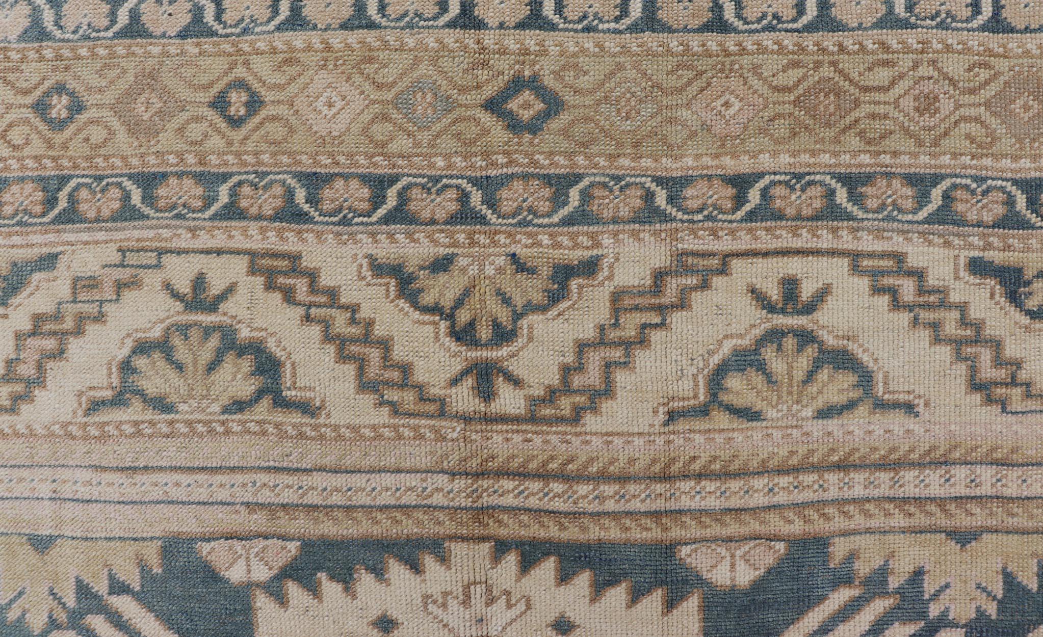 Blauer Oushak-Teppich mit geometrischem Medaillon-Design  5' 5