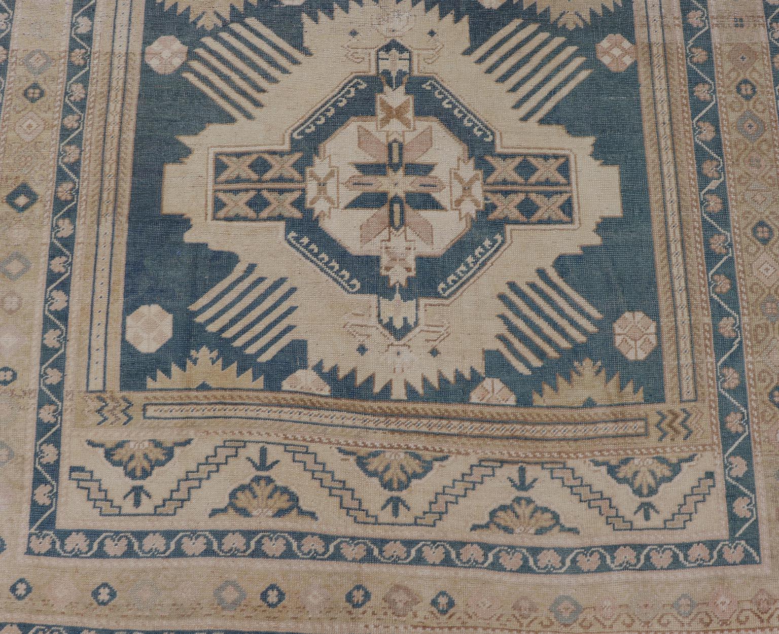 Blauer Oushak-Teppich mit geometrischem Medaillon-Design  5' 5