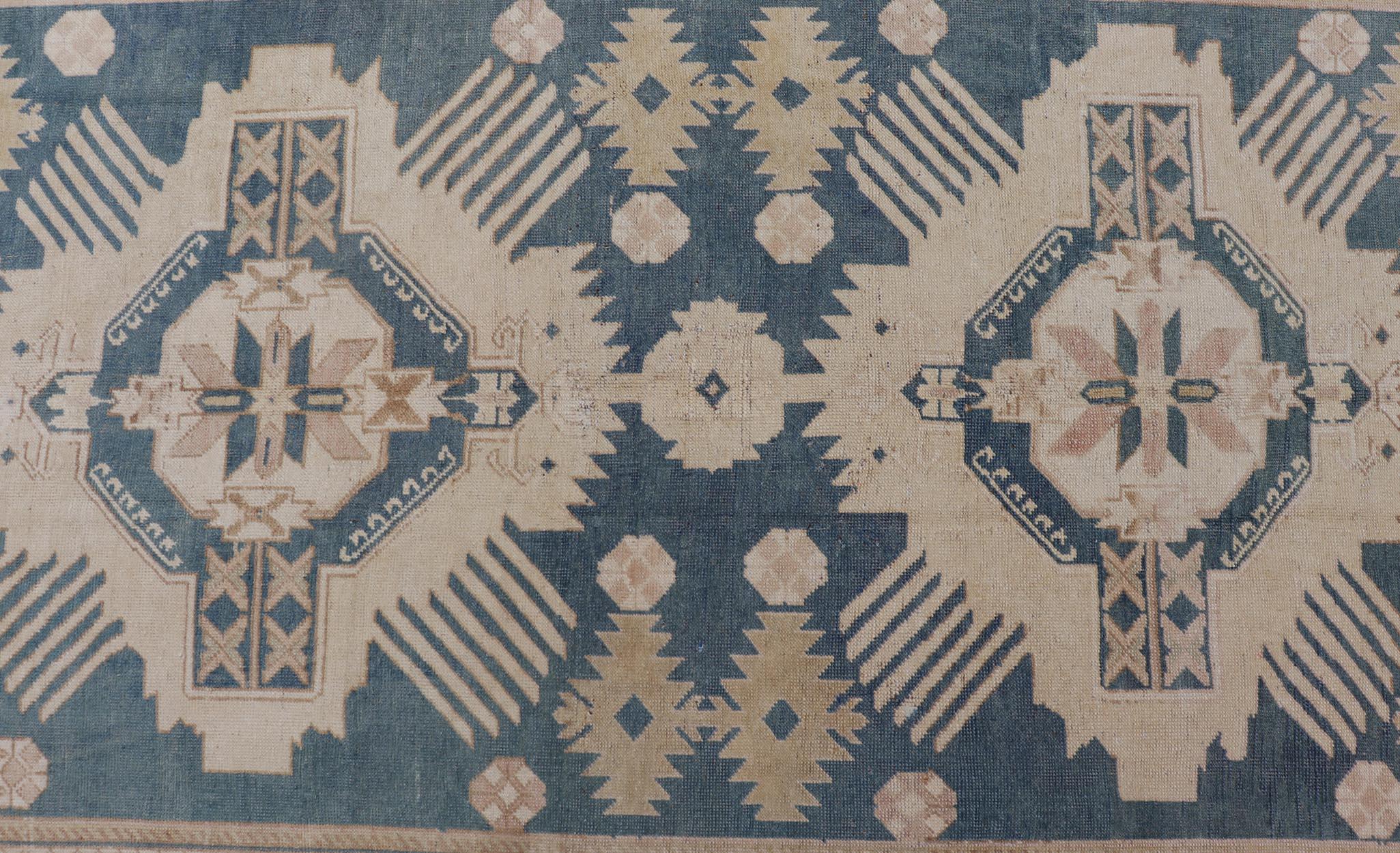 Blauer Oushak-Teppich mit geometrischem Medaillon-Design  5' 5