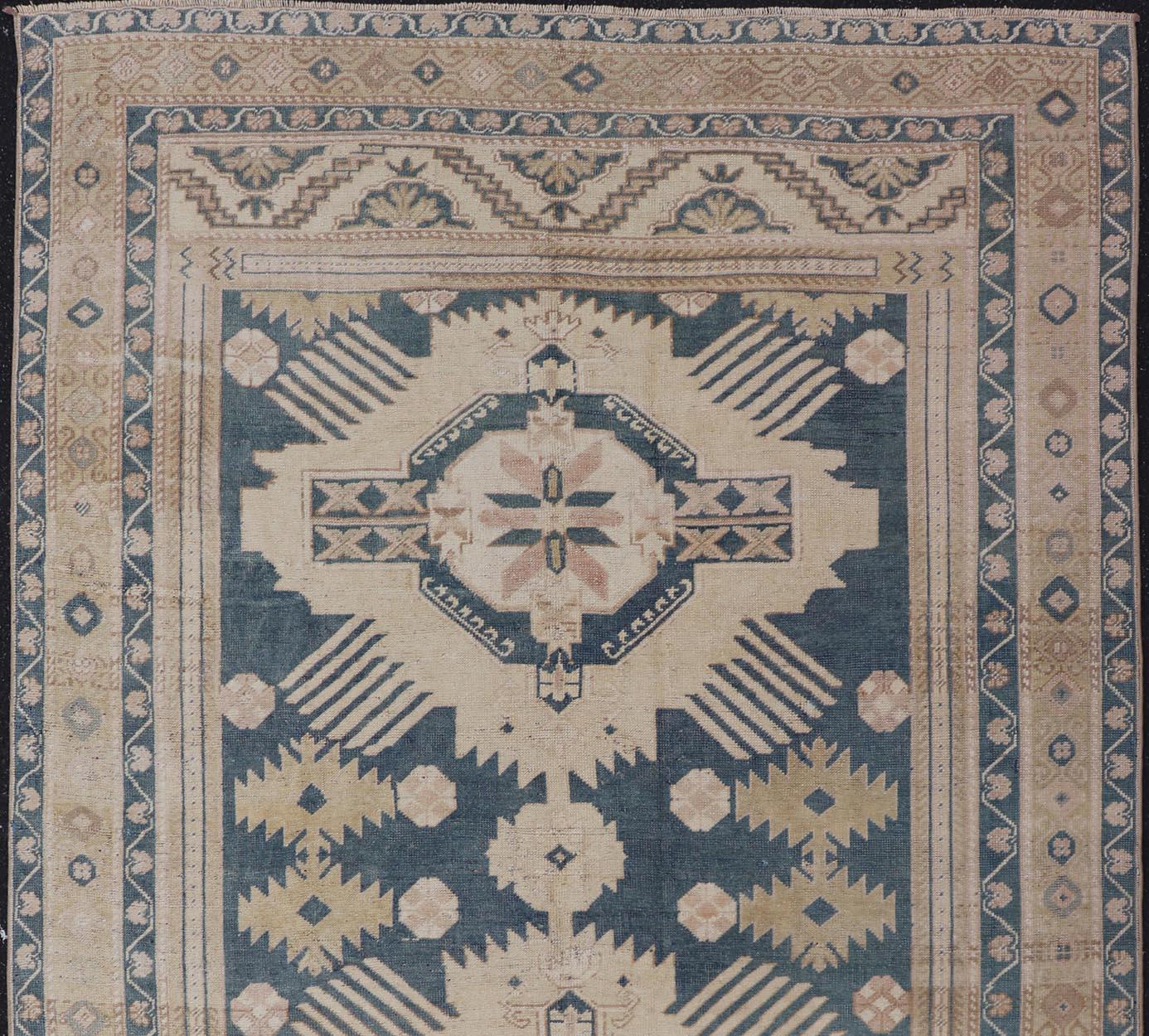 Blauer Oushak-Teppich mit geometrischem Medaillon-Design  5' 5