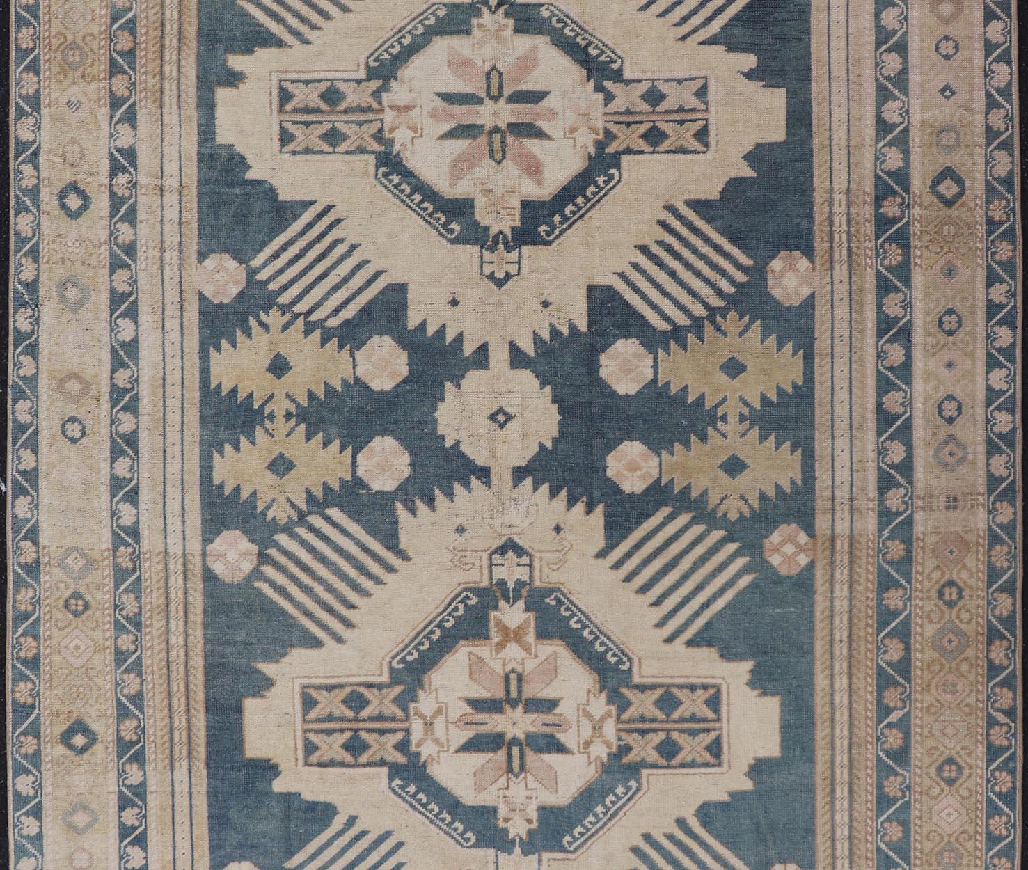 Blauer Oushak-Teppich mit geometrischem Medaillon-Design  5' 5