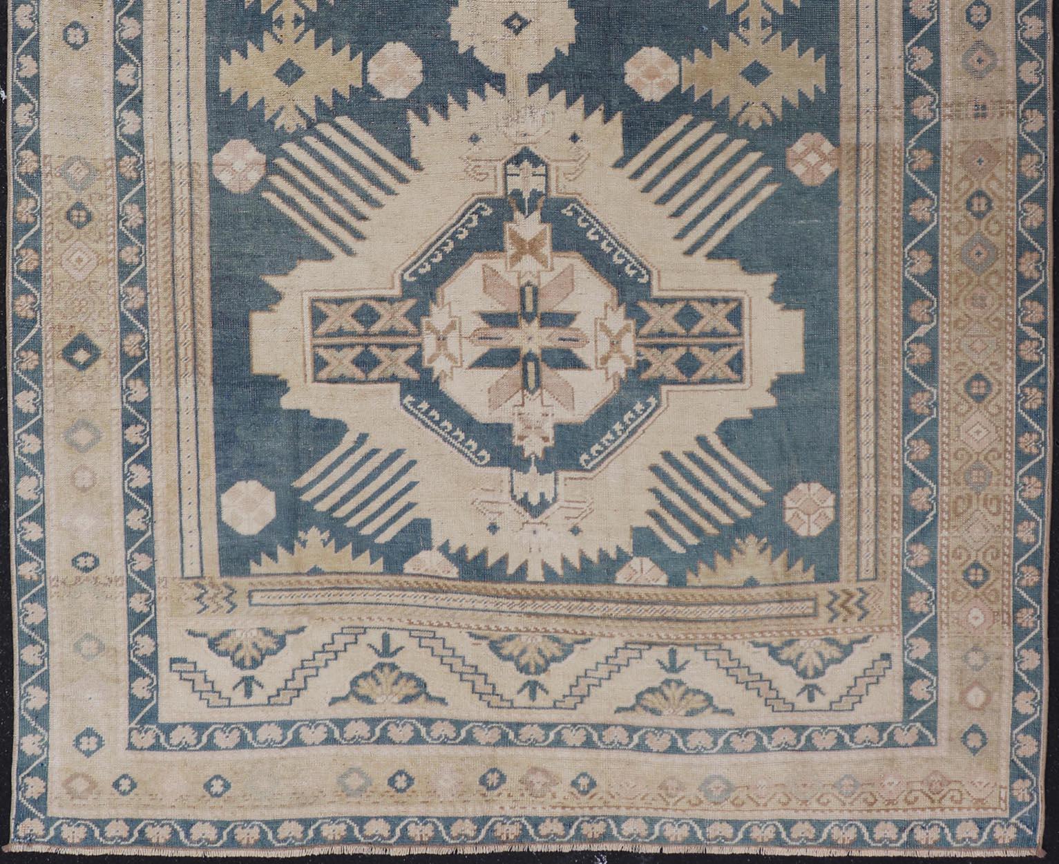 Blauer Oushak-Teppich mit geometrischem Medaillon-Design  5' 5