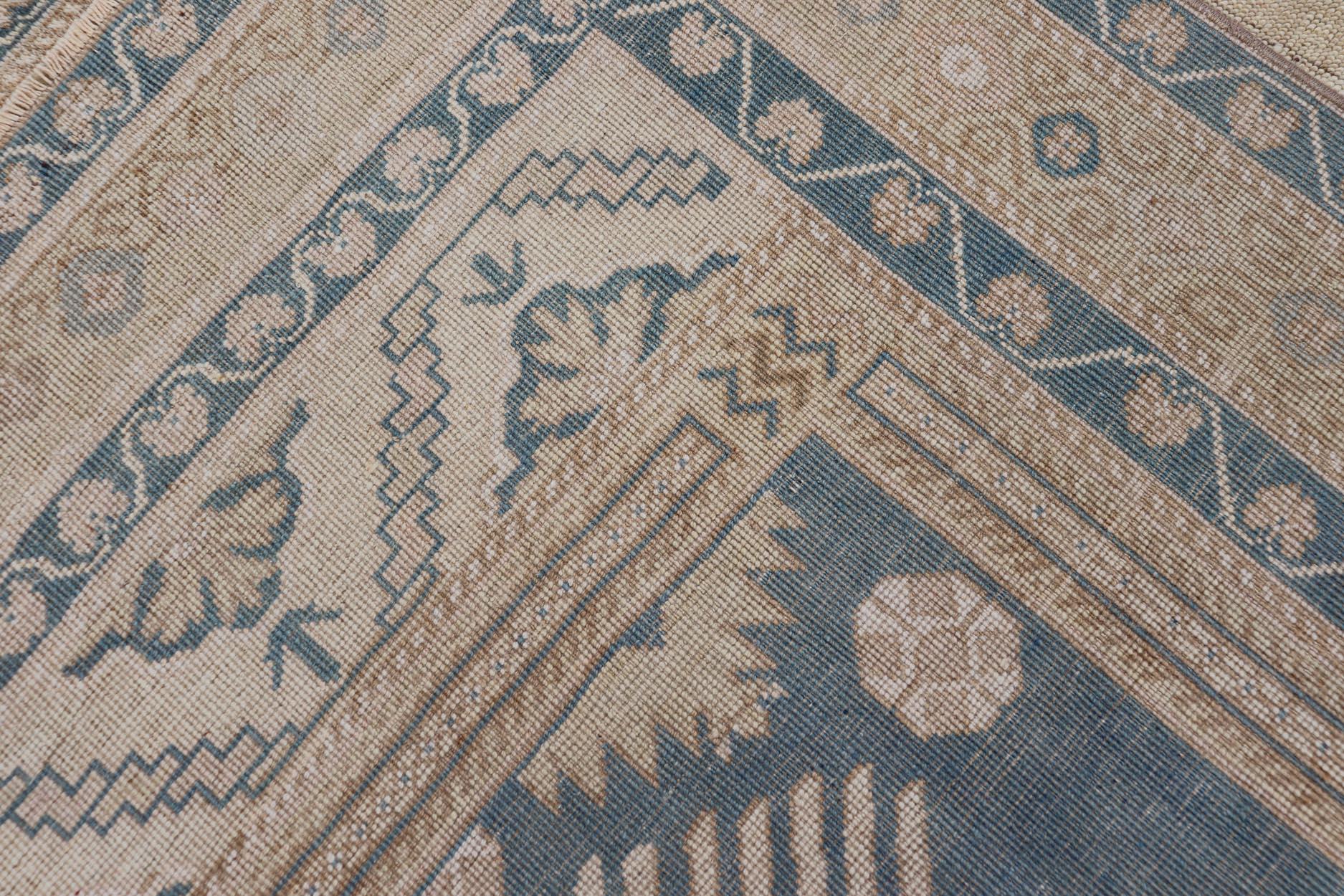 Blauer Oushak-Teppich mit geometrischem Medaillon-Design  5' 5
