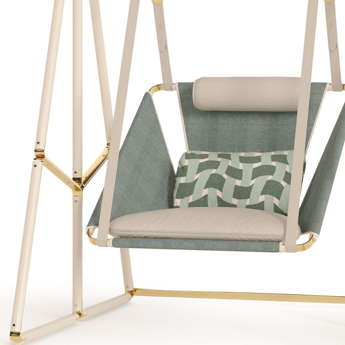 The Allure swing stands out for the combination of its outstanding materials. Plated stainless steel buckles with outdoor leather straps and premium fabrics, result on a swing with a modern design that brings the charm and elegance of the indoors to