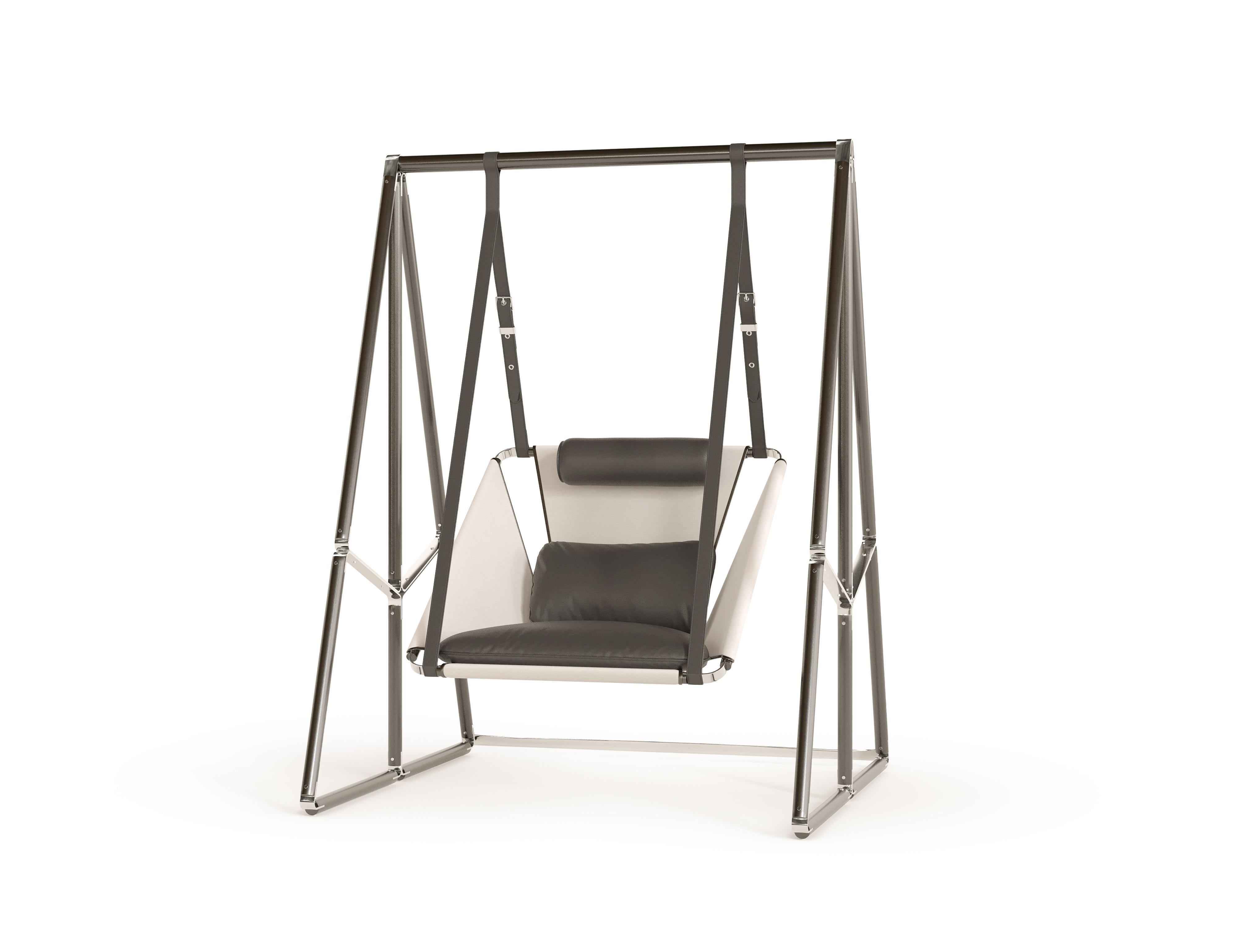 The Allure swing stands out for the combination of its outstanding materials. Plated stainless steel buckles with outdoor leather straps and premium fabrics, result on a swing with a modern design that brings the charm and elegance of the indoors to