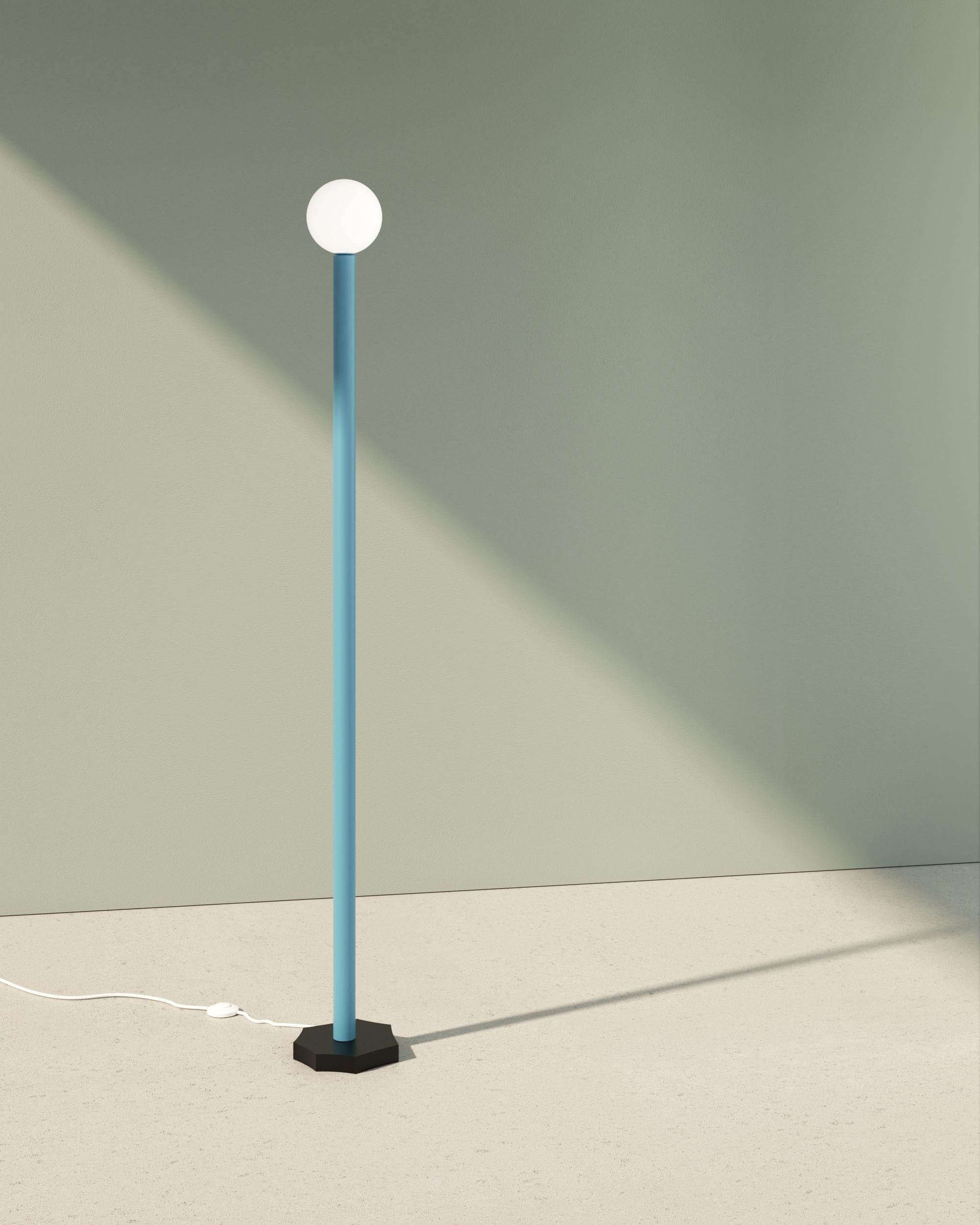Lampe de sol découpée aux contours bleus par Atelier Areti
Dimensions : D 20,4 x H 156,7 cm.
Matériaux : Métal revêtu de poudre, verre blanc.

Disponible en base cylindrique coupée, en forme libre ou en forme d'œuf.
Disponible avec globe ou