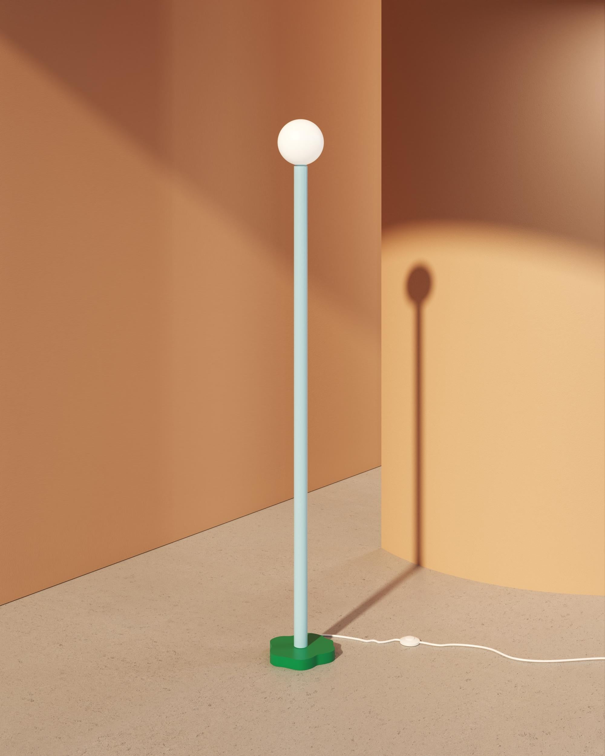 Allemand Lampe de sol découpée aux contours bleus par Atelier Areti en vente