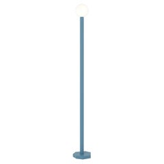 Lampe de sol découpée aux contours bleus par Atelier Areti