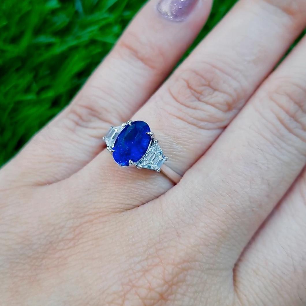 Contemporary Blue Oval 2 Carat Sapphire Ring with Side Diamonds 18k Gold For Sale