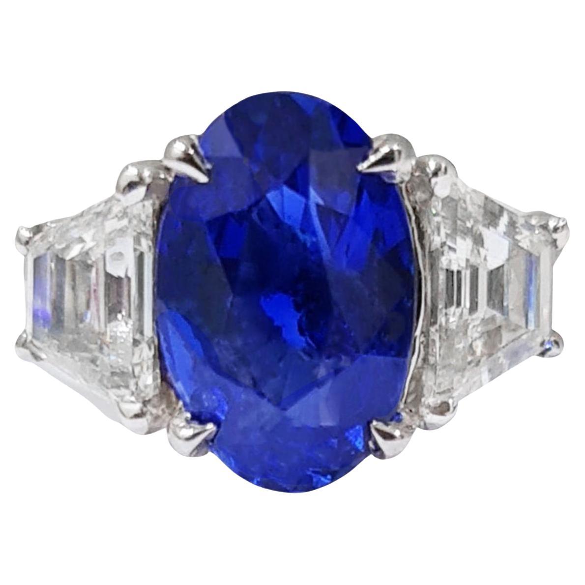 Blue Oval 2 Carat Sapphire Ring with Side Diamonds 18k Gold For Sale