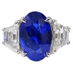 Blauer ovaler 2 Karat Saphir-Ring mit seitlichen Diamanten aus 18 Karat Gold