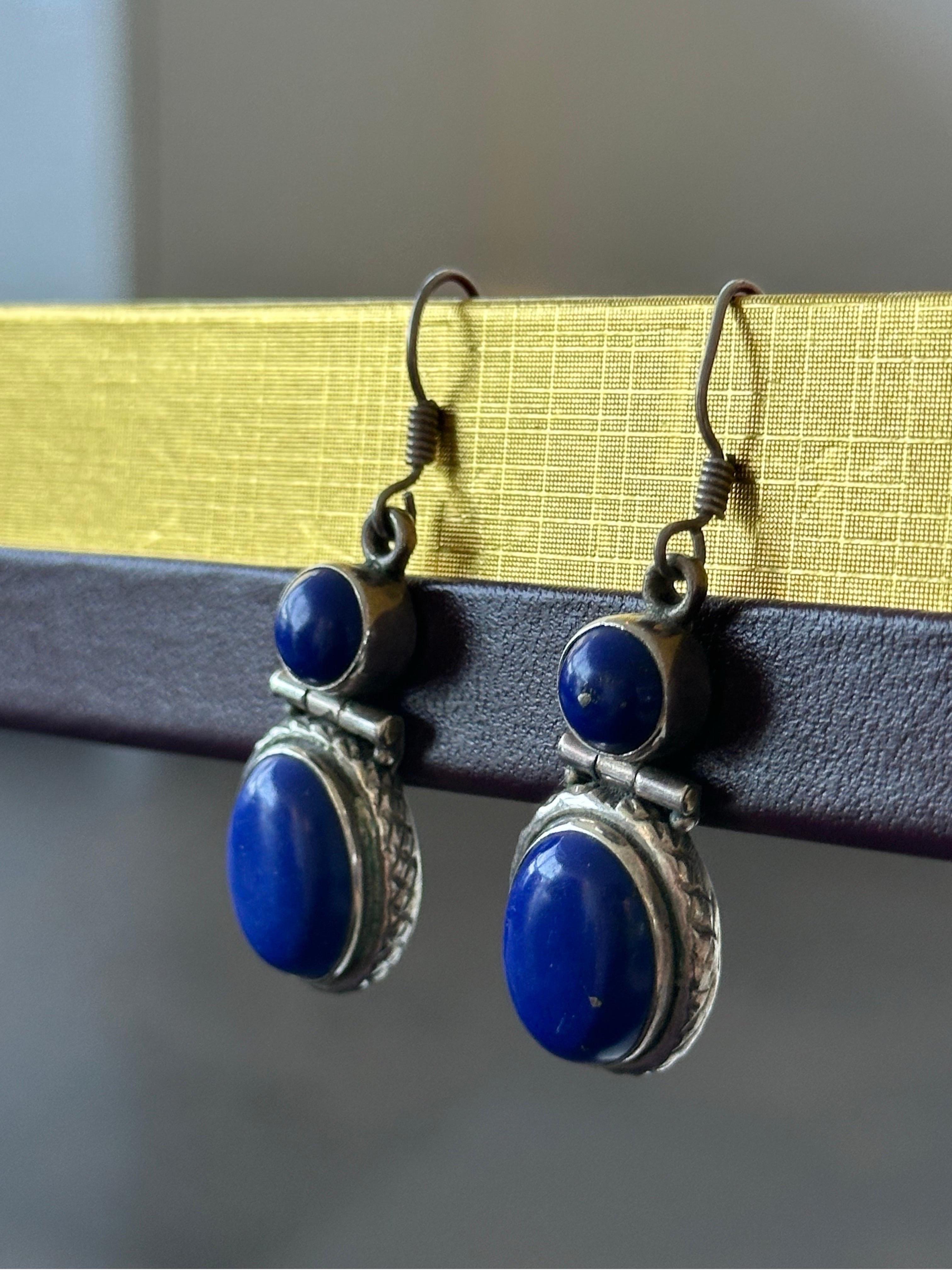Blue Oval Lapis Earrings Set in 925 Silver

Silver Purity: 925
Total Weight: 15.5g
Center Stone Measurements: 16mm x 12mm - Blue Oval Lapis. 
