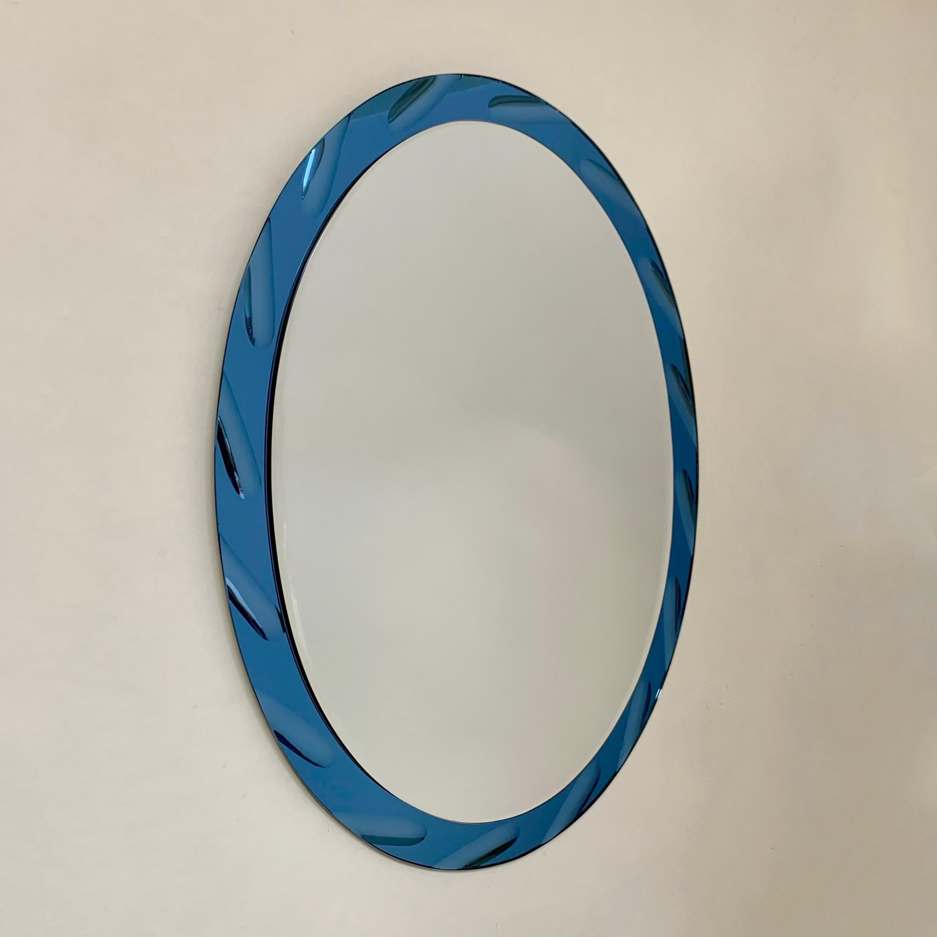 Magnifique miroir ovale de CIRCA, circa 1960, Italie.
Cadre en verre miroir bleu avec des formes ovales dessinées en creux.
Dimensions : 80 cm de haut, 60 cm de large, 2 cm de profondeur : 80 cm H, 60 cm L, 2 cm P.
Bon état d'origine.
Tous les