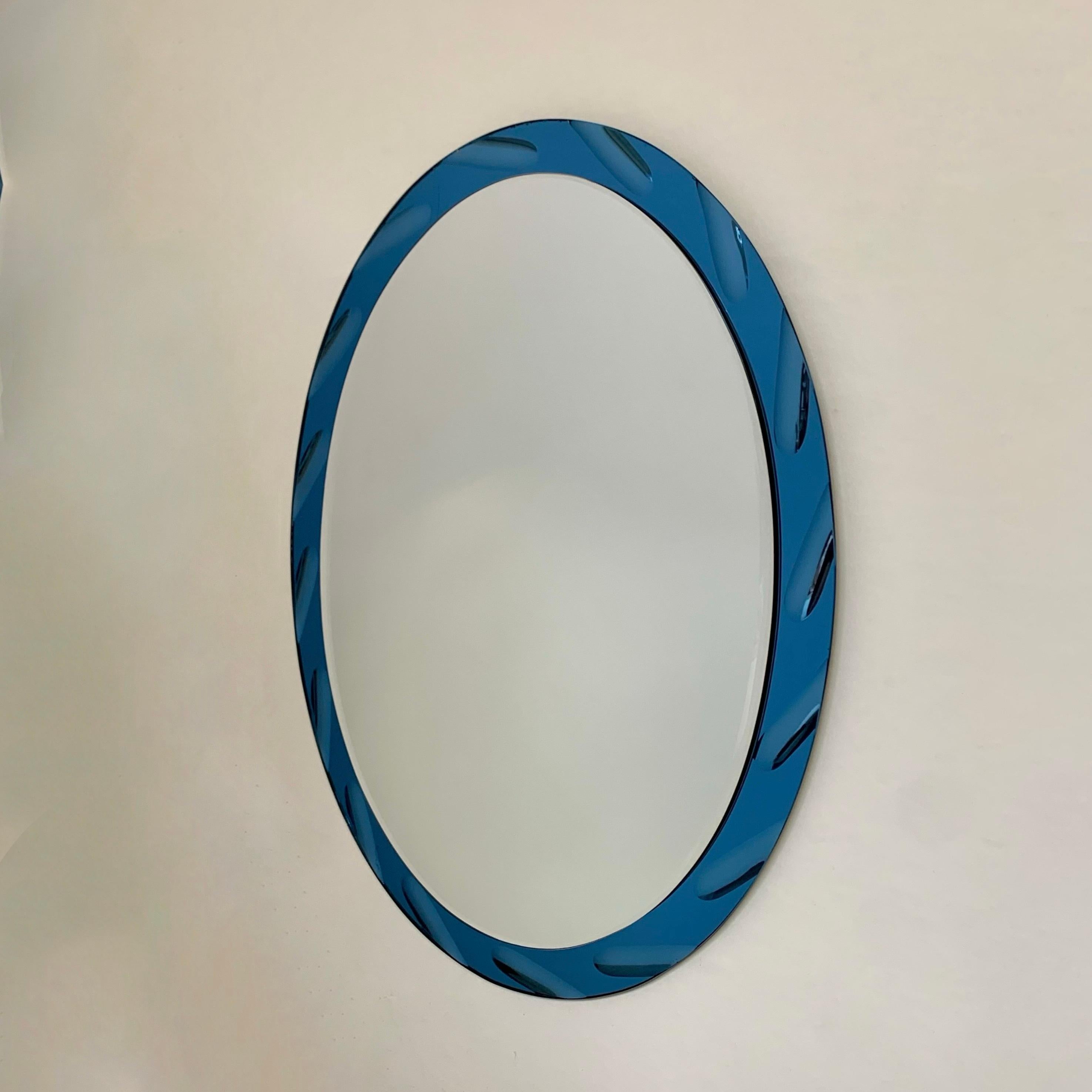 Mid-Century Modern Miroir ovale bleu par Cristal Arte circa 1960, Italie en vente