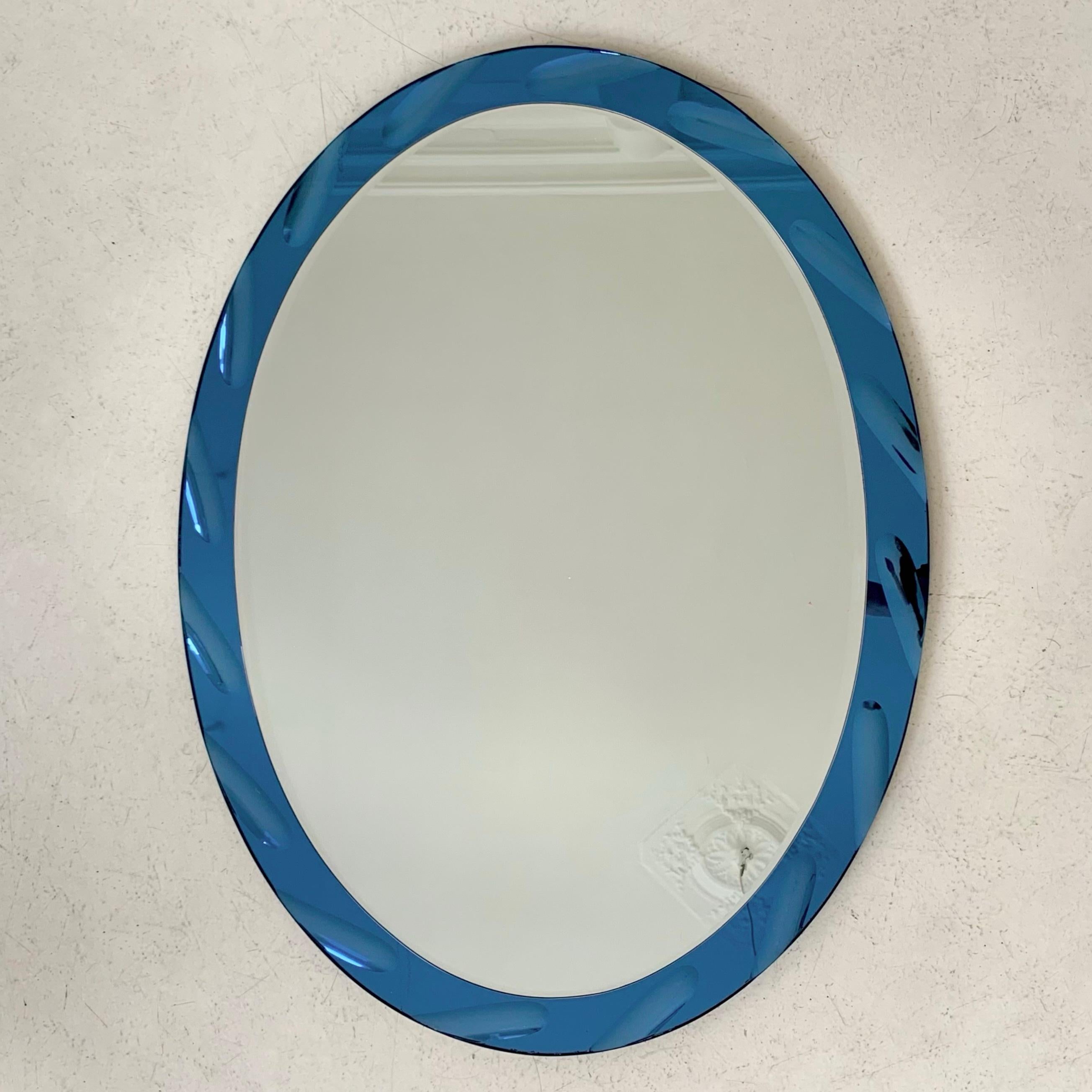 italien Miroir ovale bleu par Cristal Arte circa 1960, Italie en vente