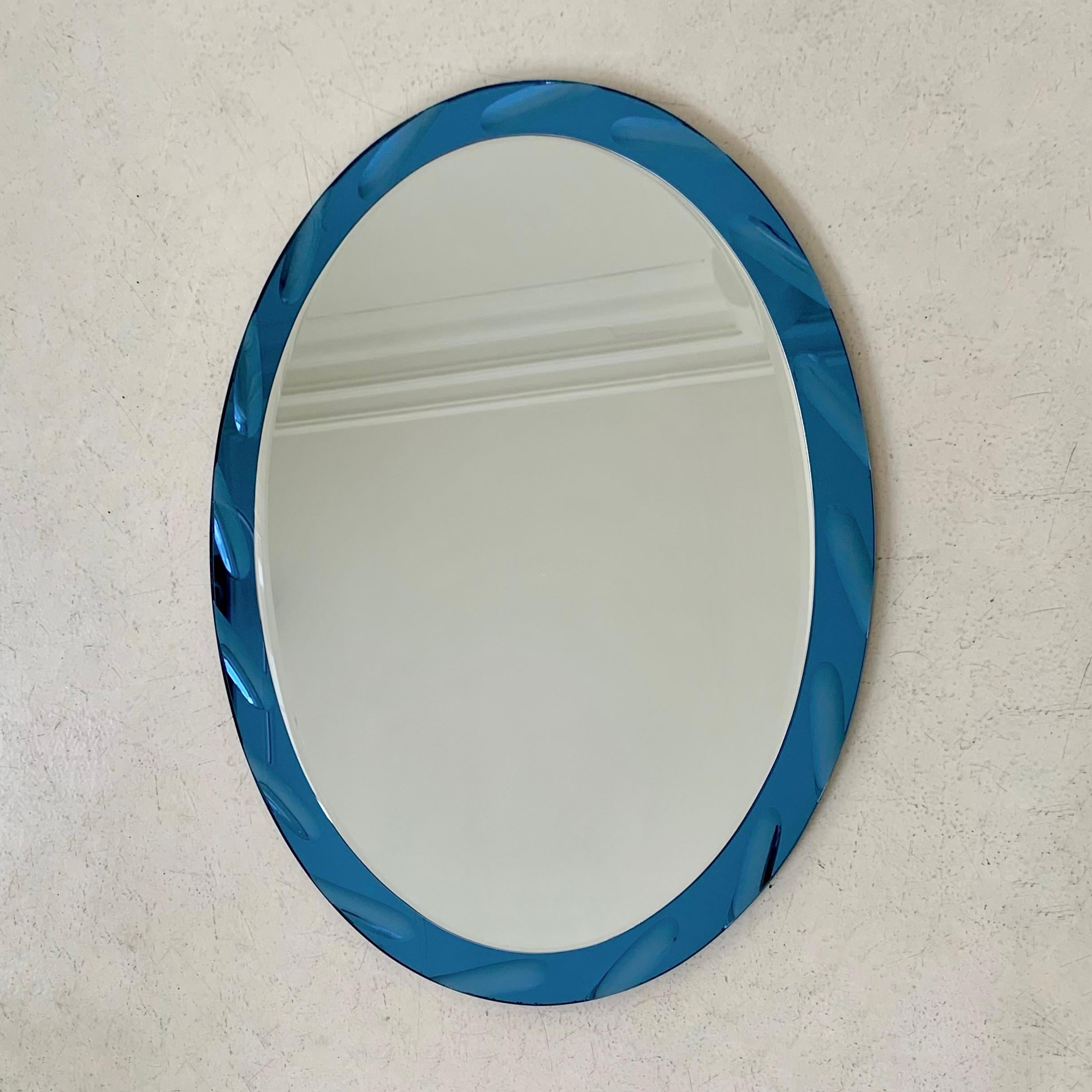 Miroir ovale bleu par Cristal Arte circa 1960, Italie Bon état - En vente à Brussels, BE