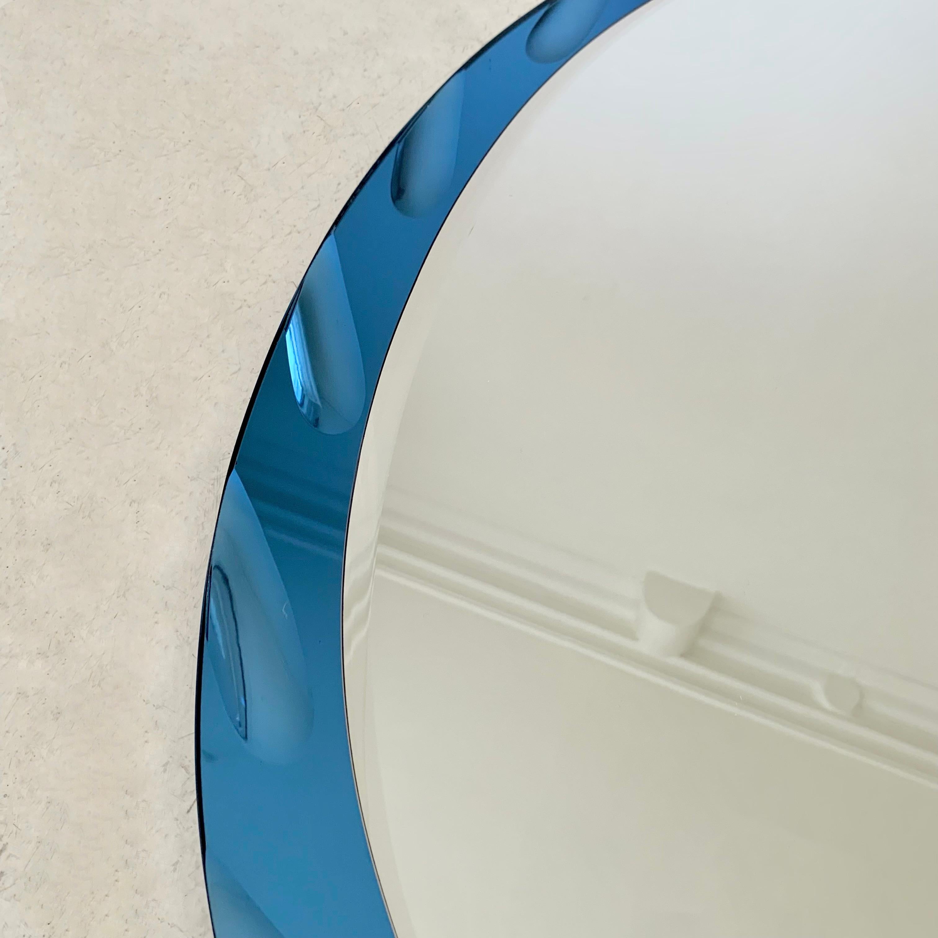 Milieu du XXe siècle Miroir ovale bleu par Cristal Arte circa 1960, Italie en vente