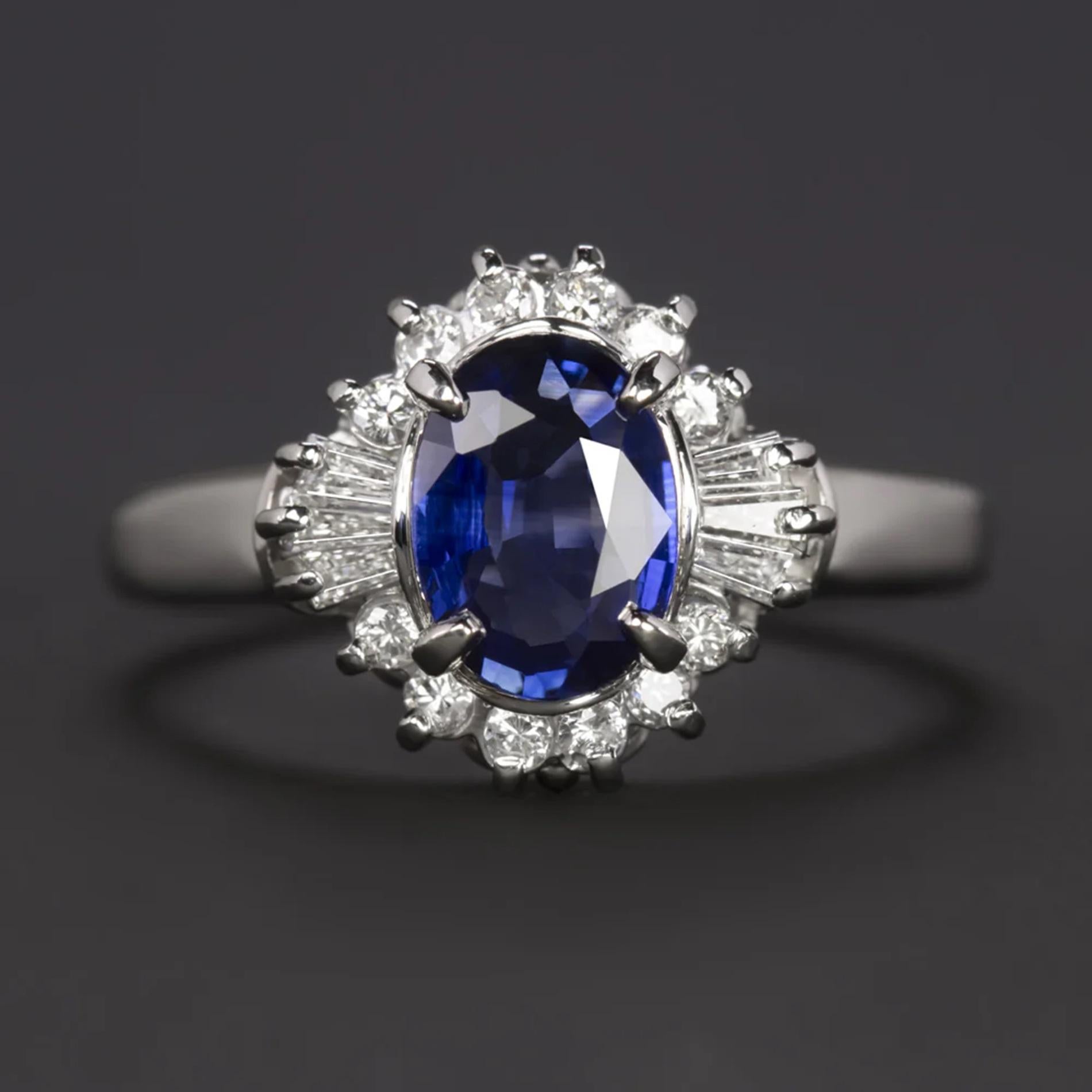 Dieser elegante Cocktailring zeigt einen satten blauen Saphir, der von einem Halo aus runden und baguetteschliffenen Diamanten umgeben ist.

Höhepunkte:

- 1.03ct natürlicher Saphir in der Mitte mit einem sehr gut gesättigten blauen Farbton

- 0,28