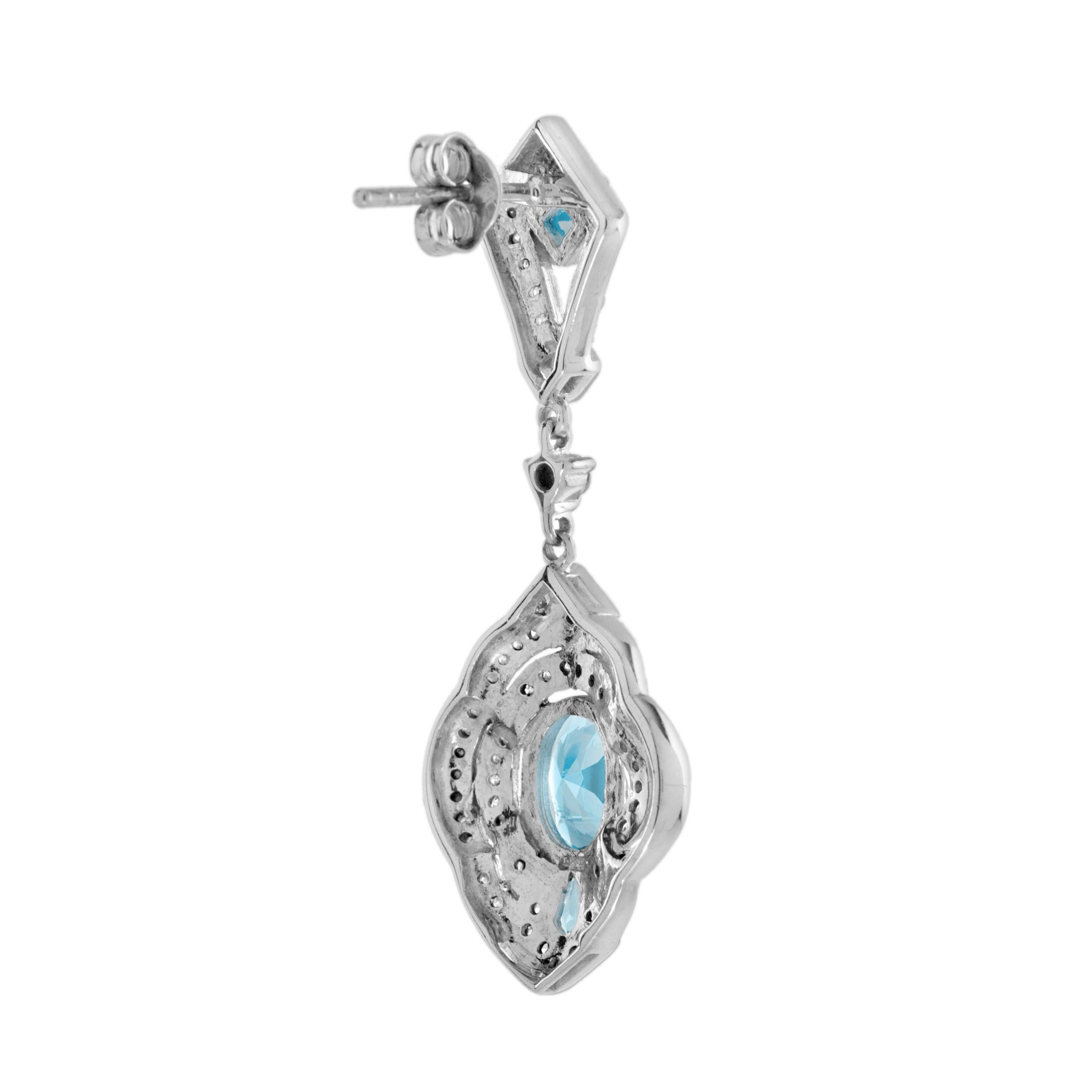 L'une des plus magnifiques paires de boucles d'oreilles pendantes en aigue-marine et diamants d'inspiration Art déco. Exquisément réalisée à la main en or blanc, chaque boucle d'oreille est sertie d'une aigue-marine ovale d'environ 3 carats qui se