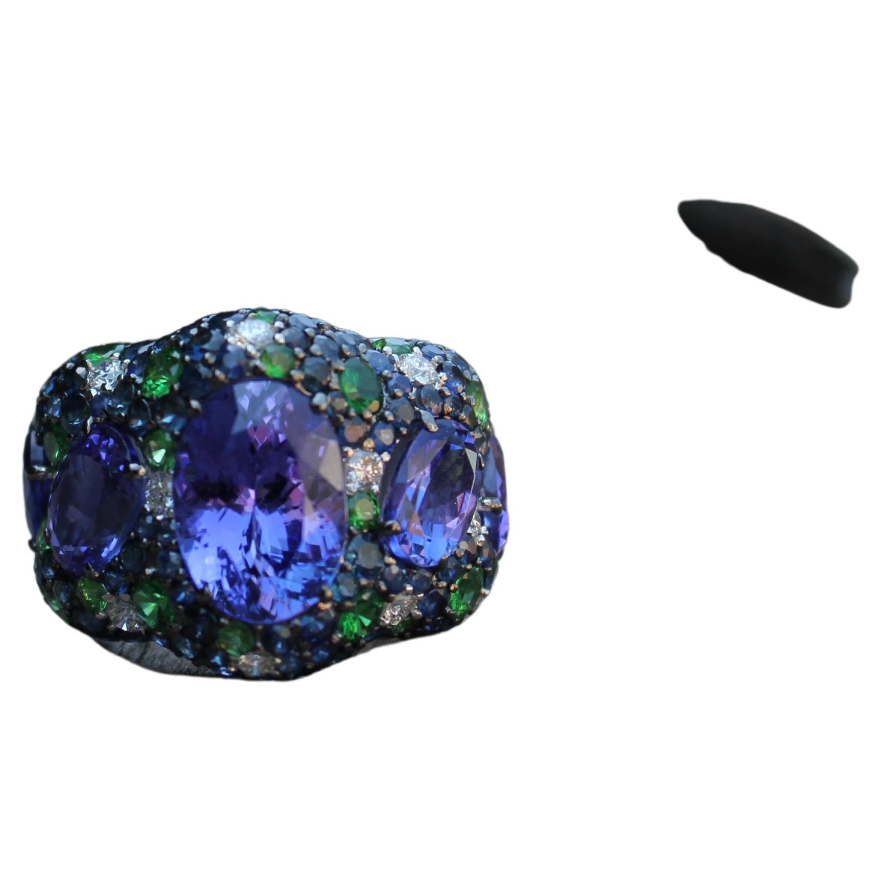 Bague dôme en or blanc 18 carats avec tanzanite ovale bleue, tsavorite et saphir pavé