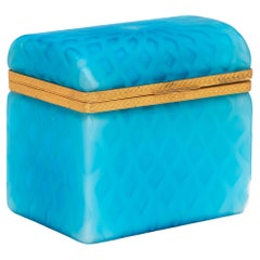Caja rectangular azul sobre blanco con doble incrustación de ormolina montada en vidrio entubado