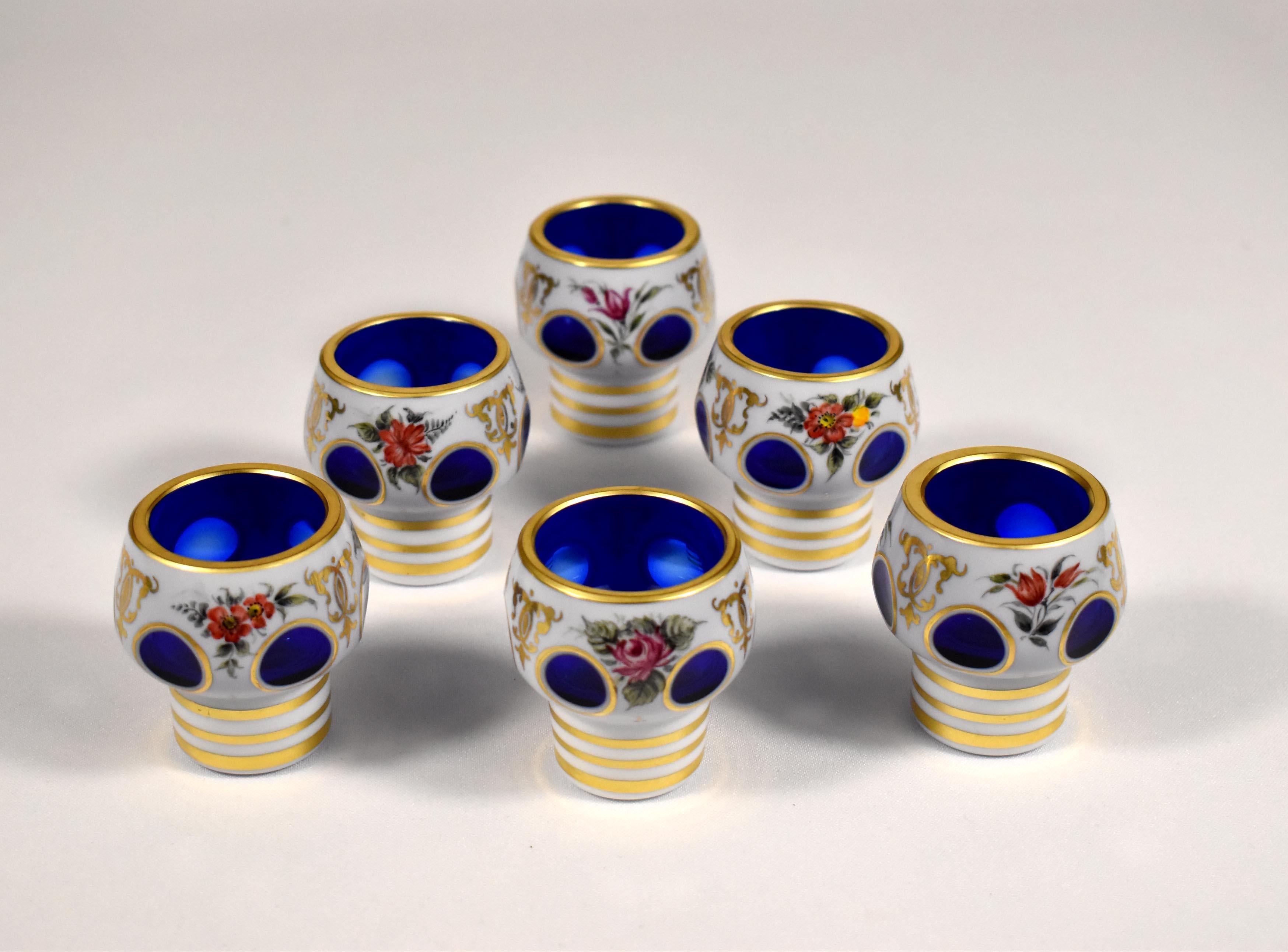 Blauer Overlay-Kaffee mit weißem Opal und sechs Gläsern aus Bohème-Glas, 20. Jahrhundert im Zustand „Gut“ im Angebot in Nový Bor, CZ