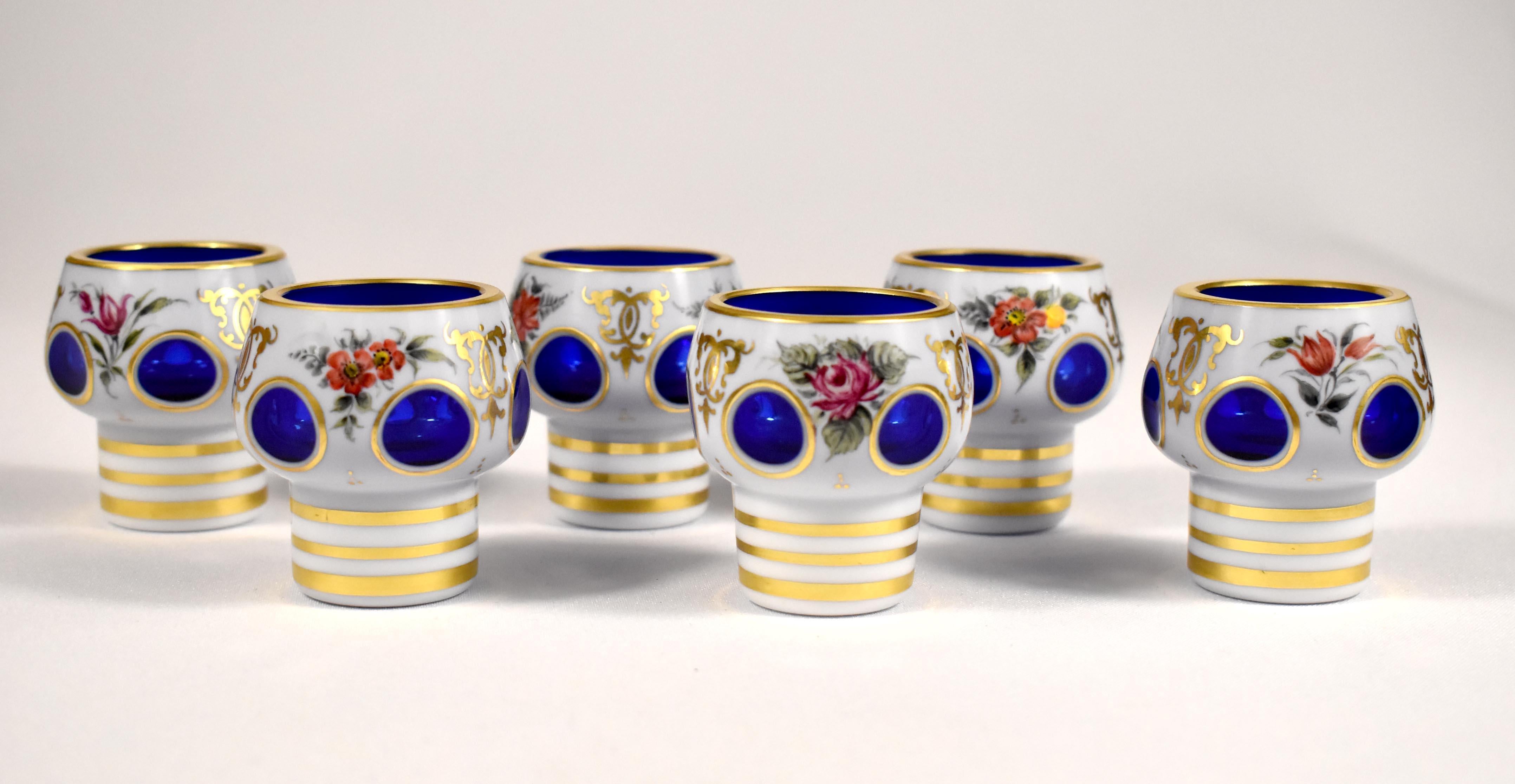 Blauer Overlay-Kaffee mit weißem Opal und sechs Gläsern aus Bohème-Glas, 20. Jahrhundert im Angebot 1