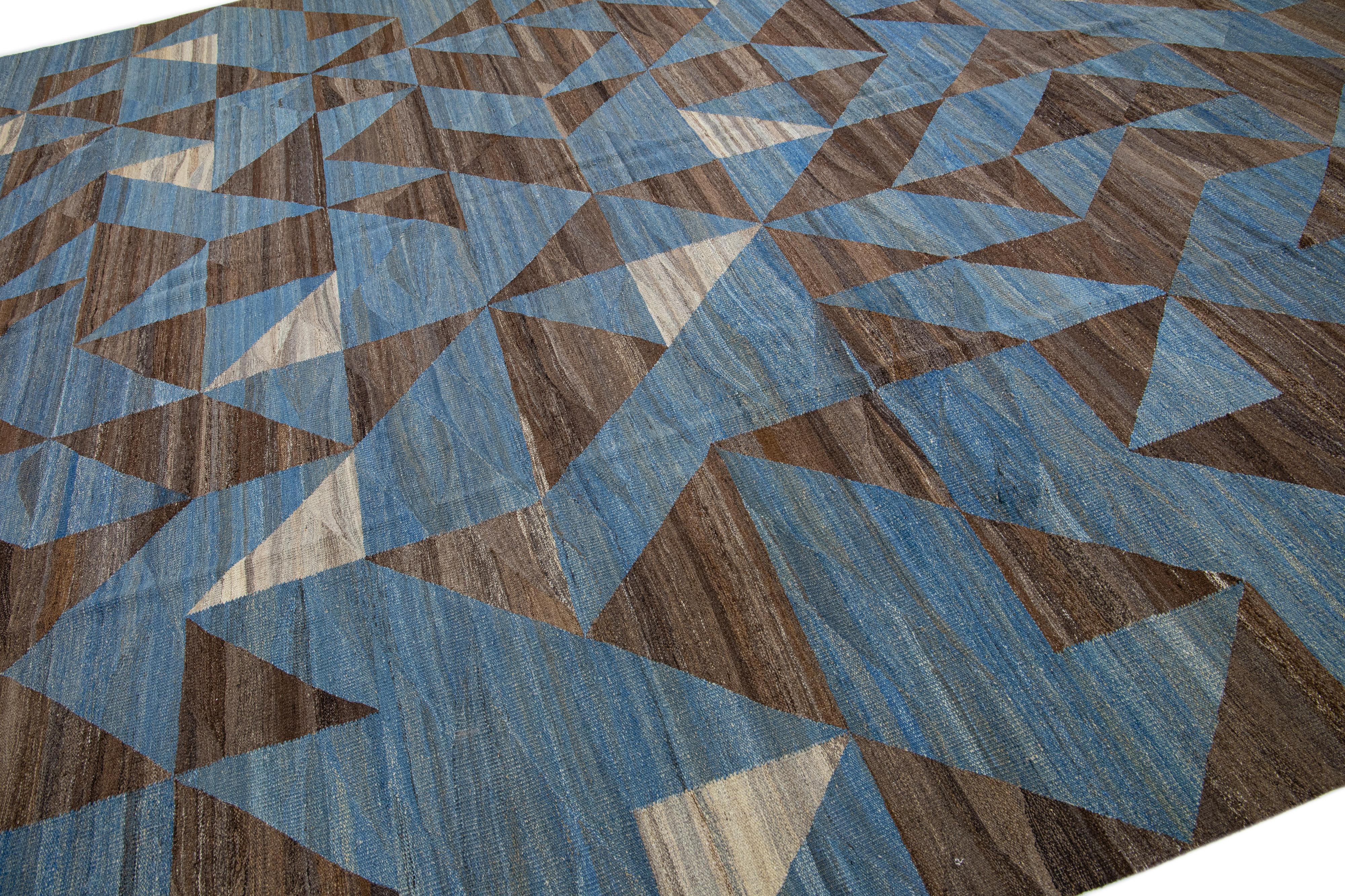 Blauer übergroßer Kelim-Wollteppich Flachgewebe mit modernem, abstraktem Design (Pakistanisch) im Angebot