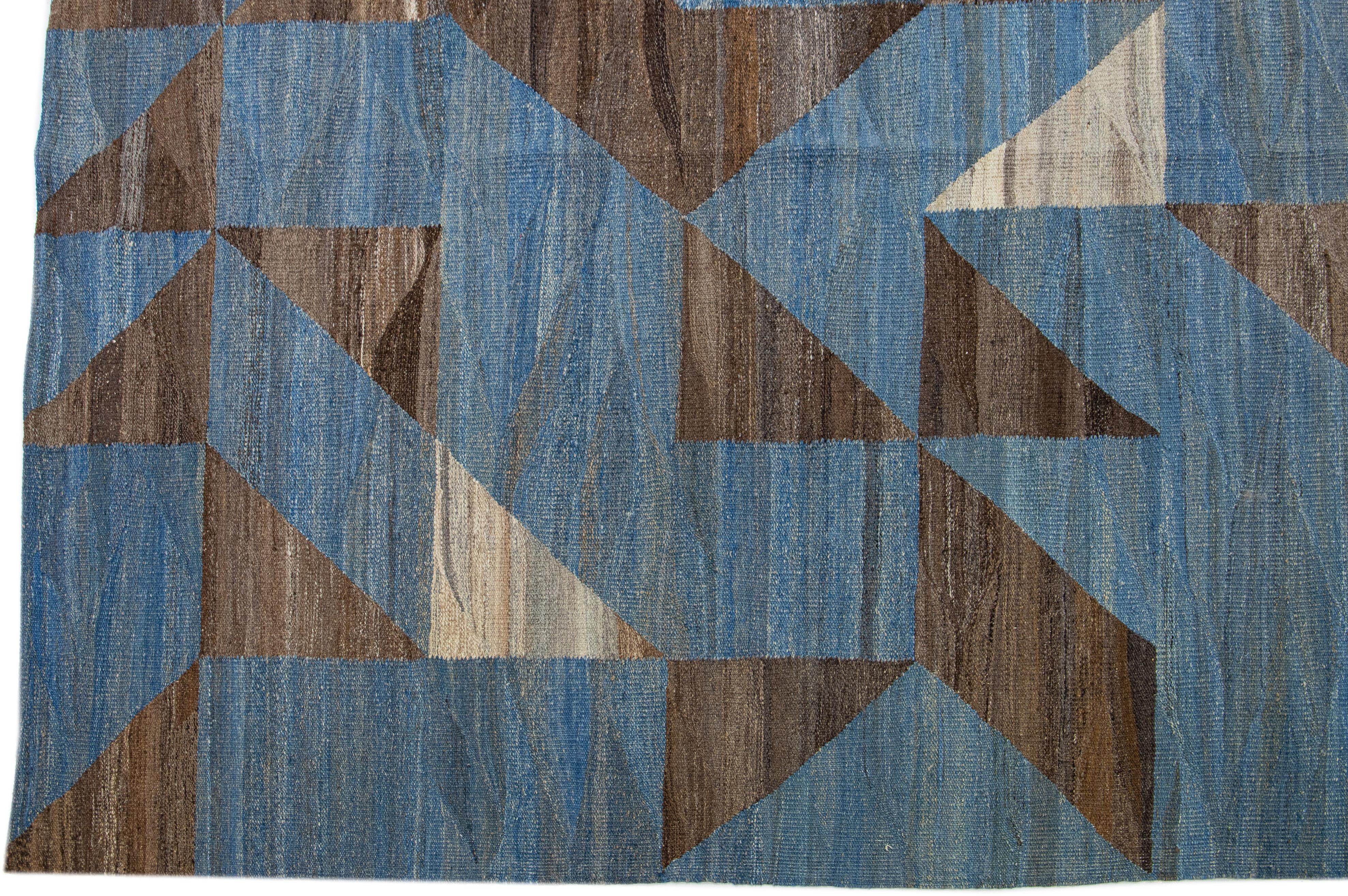 Blauer übergroßer Kelim-Wollteppich Flachgewebe mit modernem, abstraktem Design im Zustand „Neu“ im Angebot in Norwalk, CT