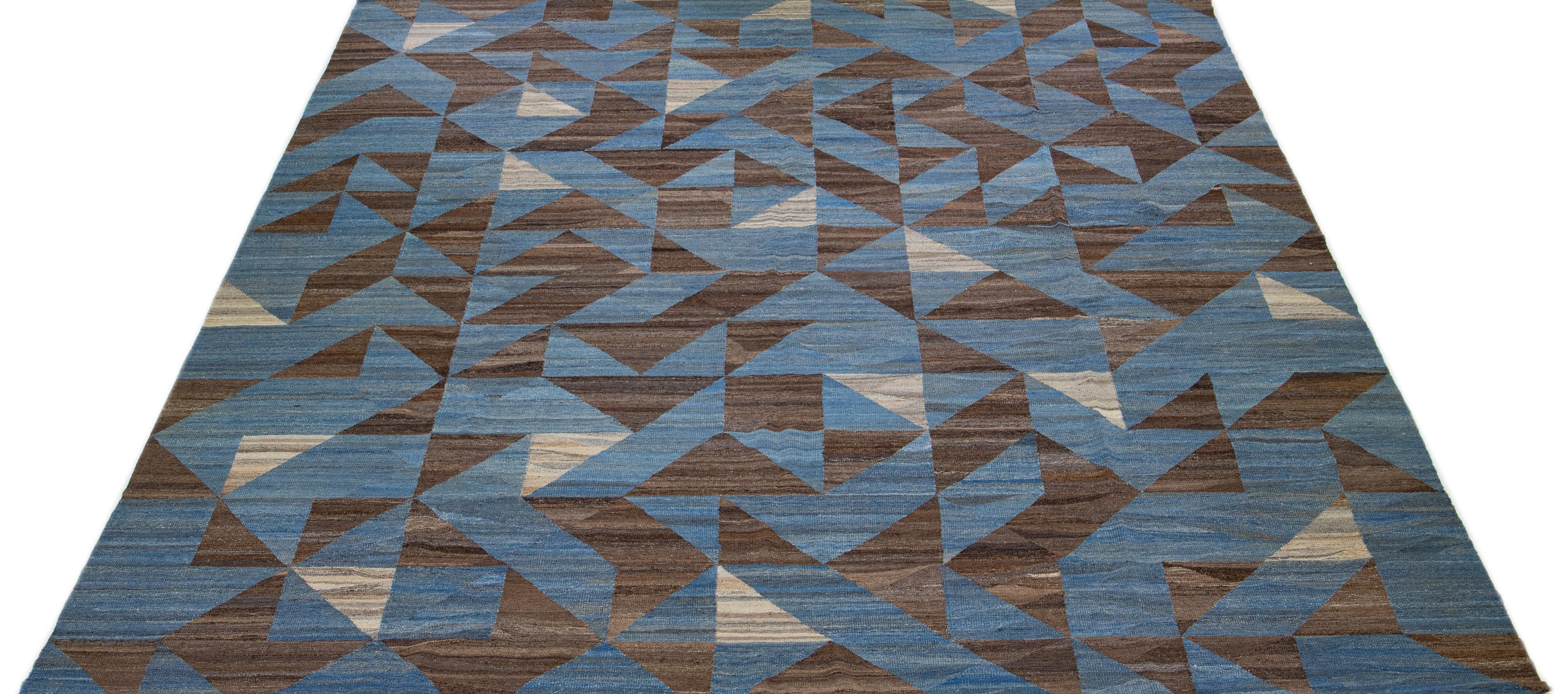 Blauer übergroßer Kelim-Wollteppich Flachgewebe mit modernem, abstraktem Design (21. Jahrhundert und zeitgenössisch) im Angebot