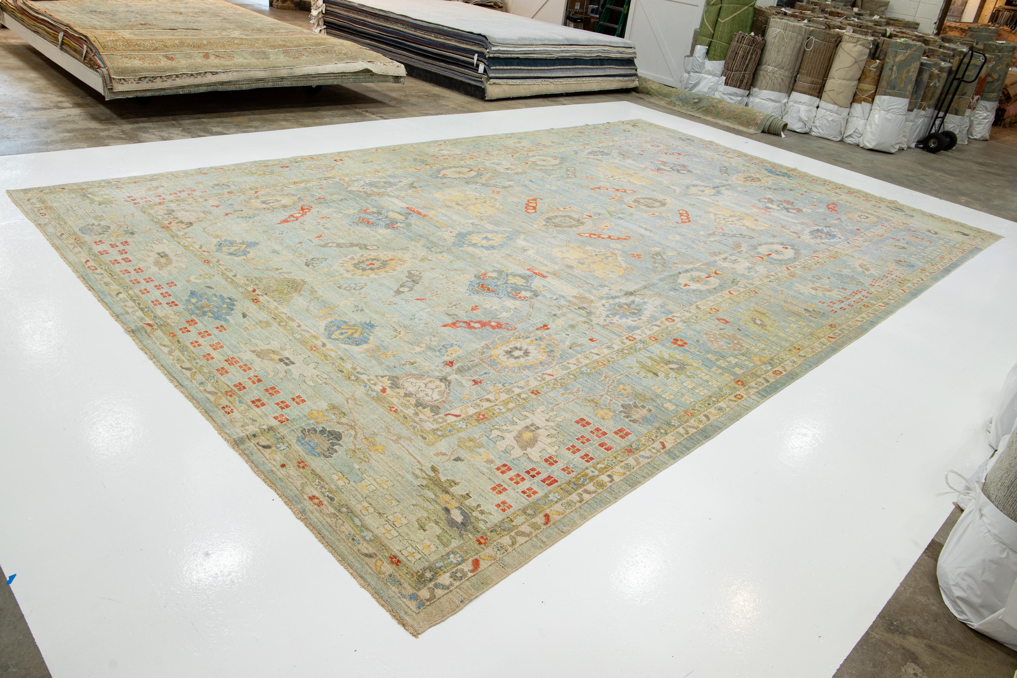 Blauer übergroßer Sultanabad-Wollteppich in Übergröße mit Blumenmotiv (Wolle) im Angebot