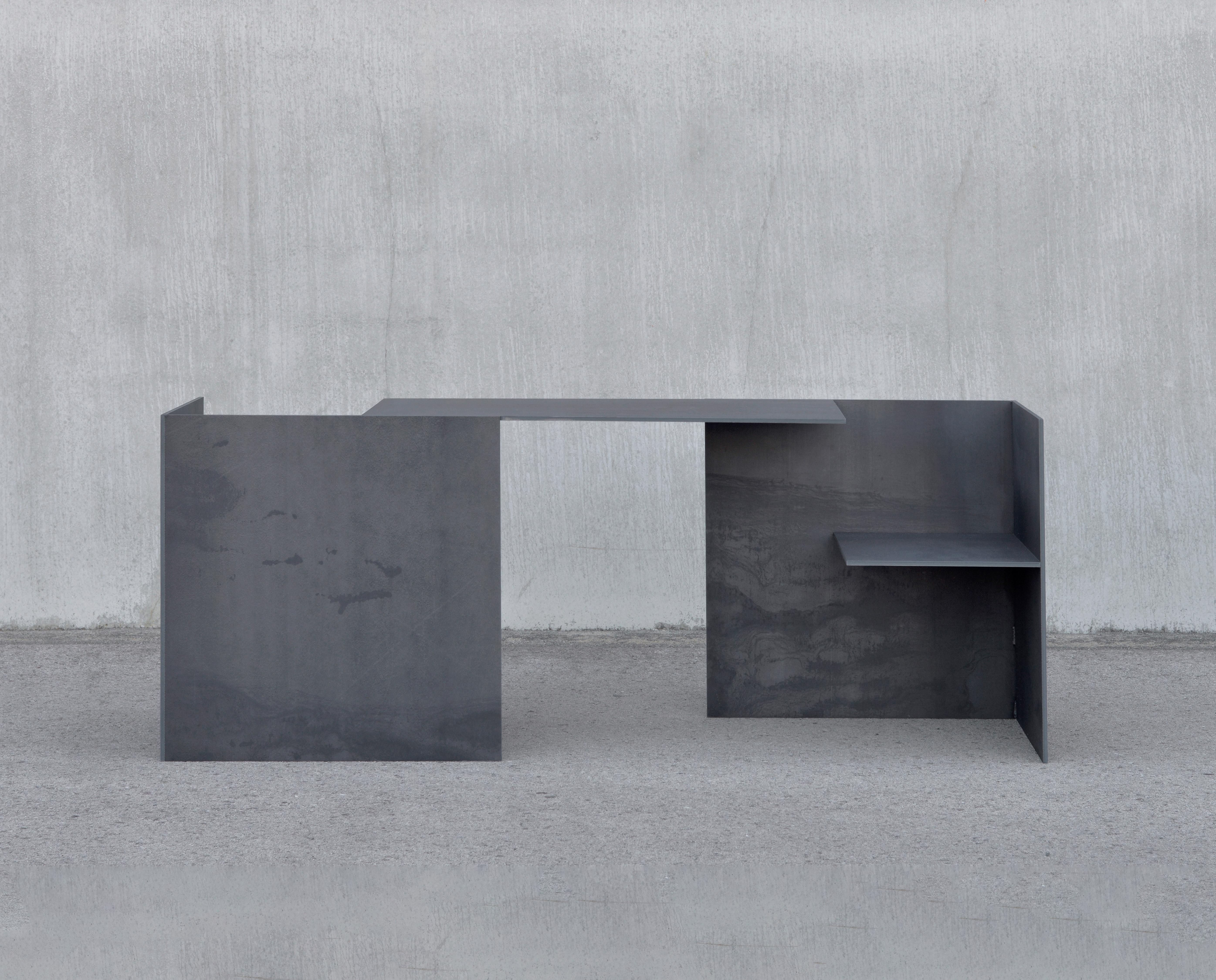 Scrivania doppia in acciaio ossidato blu saldato MSB 302.2 del designer di Girona Miquel Subiràs.
La scrivania doppia. Uno studio sull'essenzialismo costruttivo e sulla materializzazione, il designer si trova di fronte all'assemblaggio di grandi