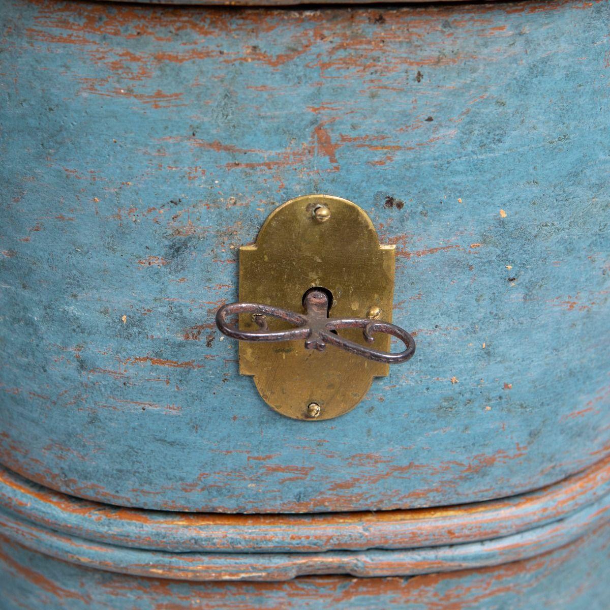 XVIII secolo Cassettone barocco dipinto di blu in vendita