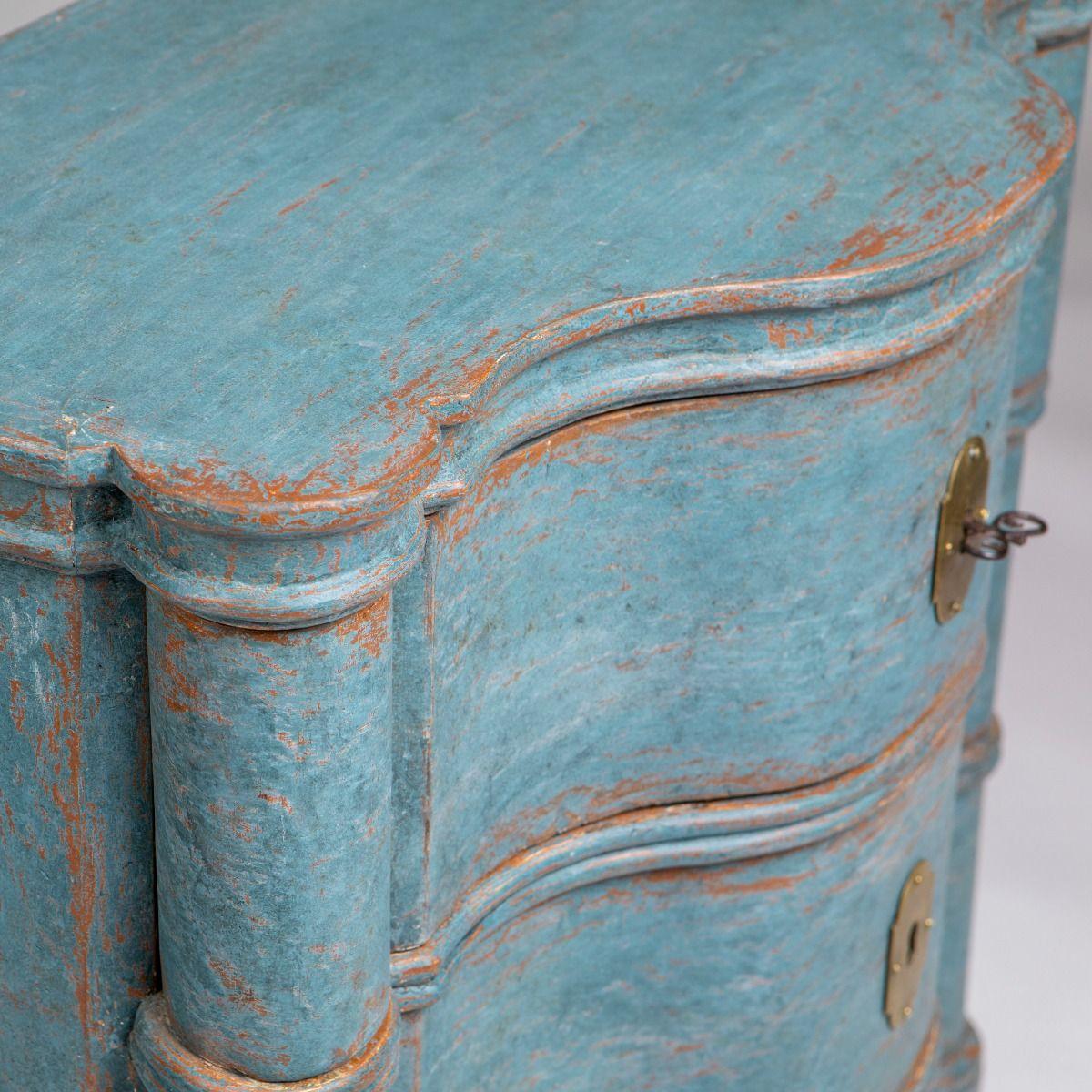 Ottone Cassettone barocco dipinto di blu in vendita