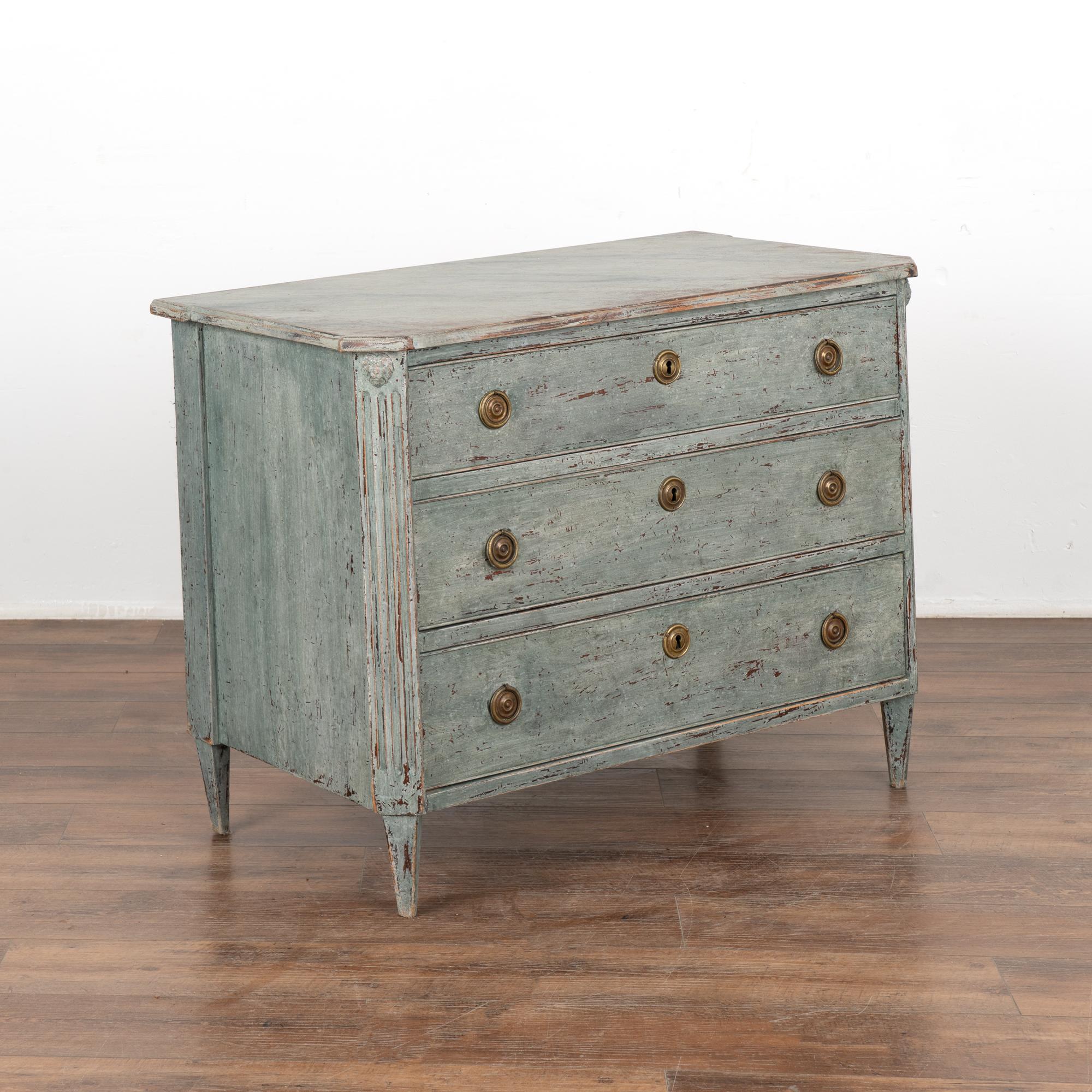 This lovely blue painted chest of drawer has the simple yet elegant lines that reveal its Swedish country style.
Fluted carving along the canted sides and tapered fluted feet, two brass pulls on each drawer.
The (newer) professionally applied