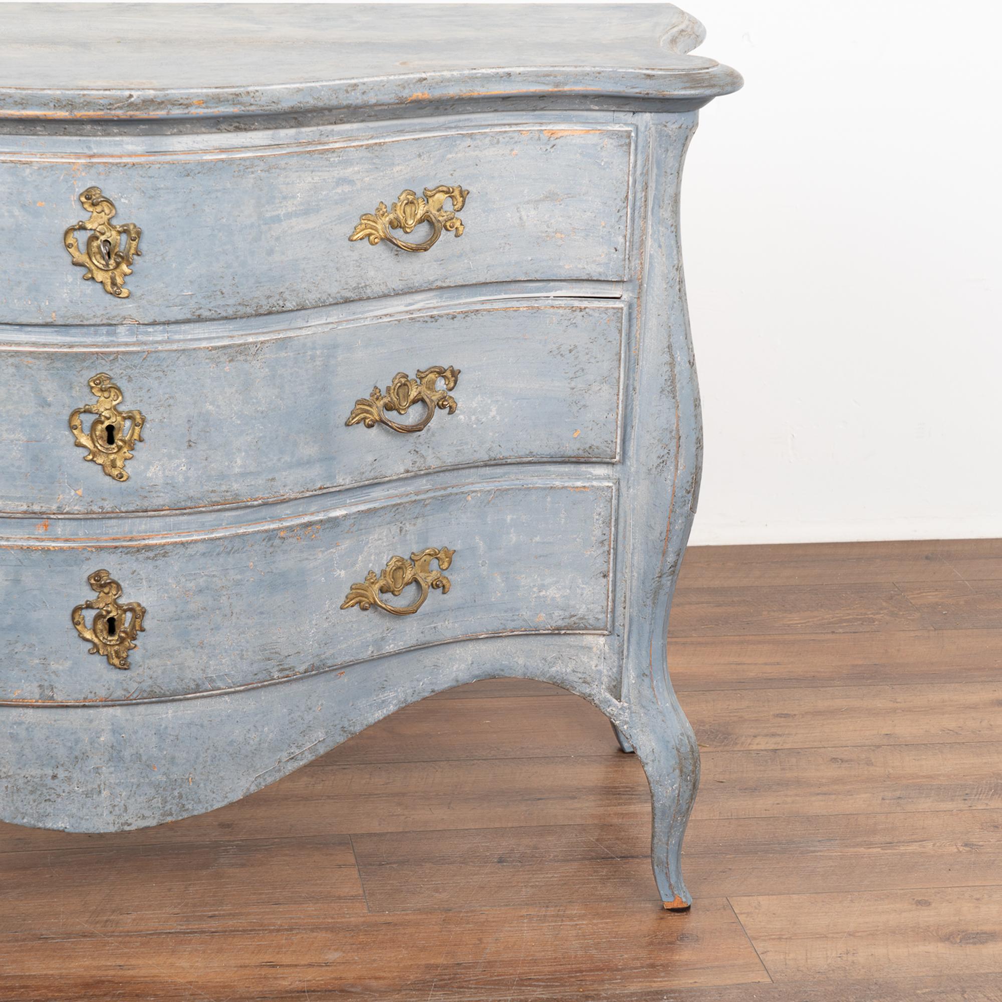 Blue Painted Chest of Three Drawers with Serpentine Front, Sweden circa 1860-80 For Sale 5