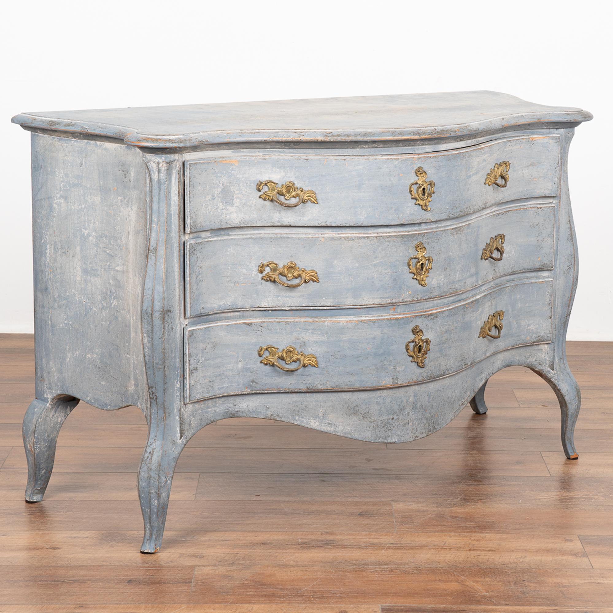 The soft blue painted finish is captivating in this attractive chest with three serpentine front drawers raised on curved cabriolet feet.
Restored, later professionally painted in layered shades of blue with white undertones and lightly distressed