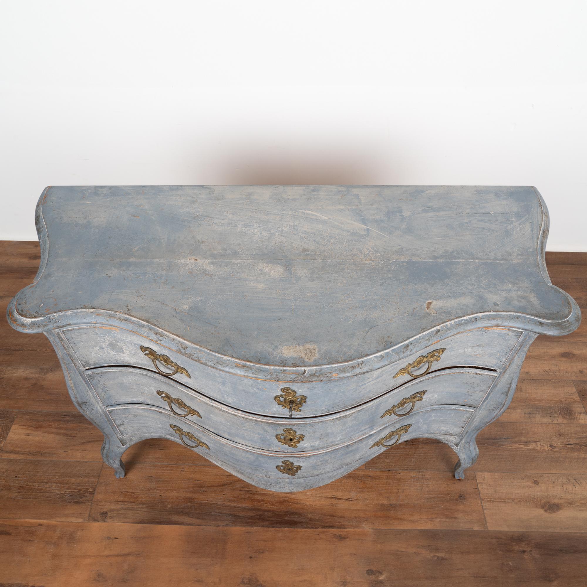 Blue Painted Chest of Three Drawers with Serpentine Front, Sweden circa 1860-80 In Good Condition For Sale In Round Top, TX