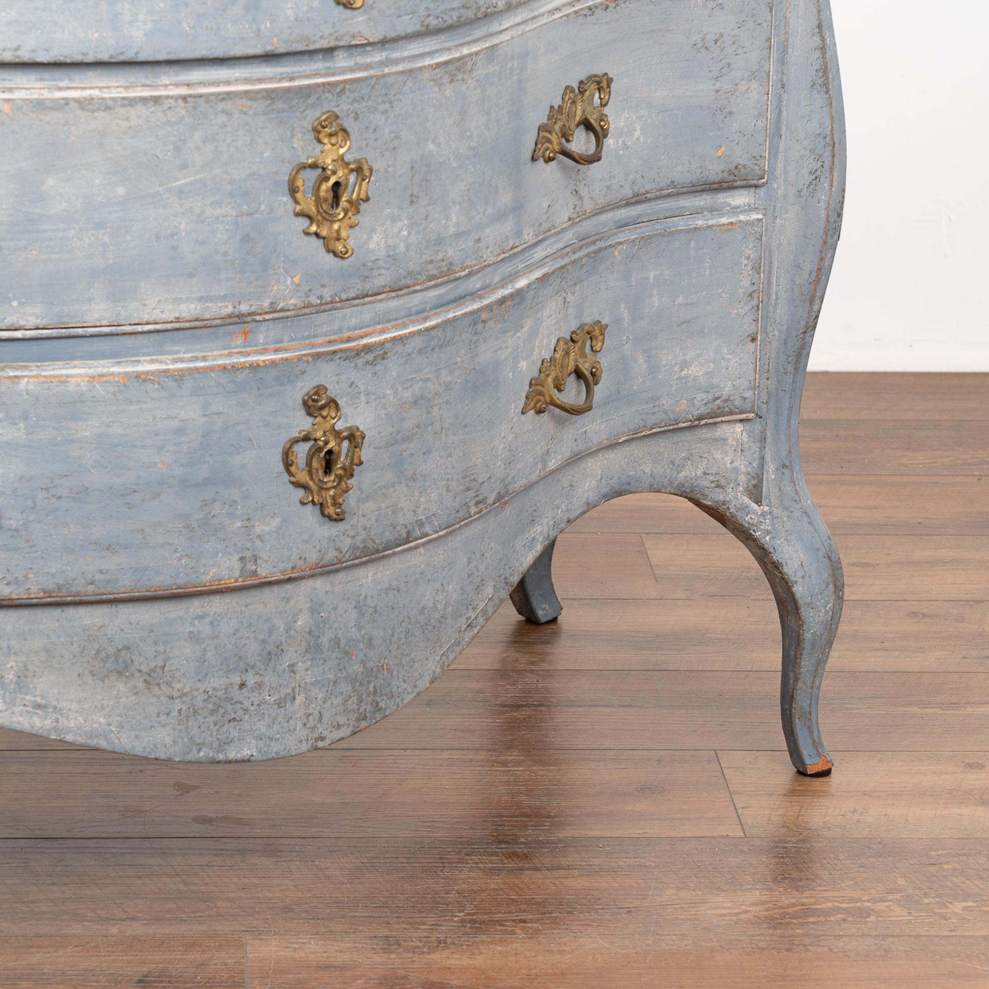 Blue Painted Chest of Three Drawers with Serpentine Front, Sweden circa 1860-80 For Sale 1