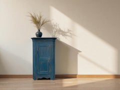 Blau gestrichener Eckschrank