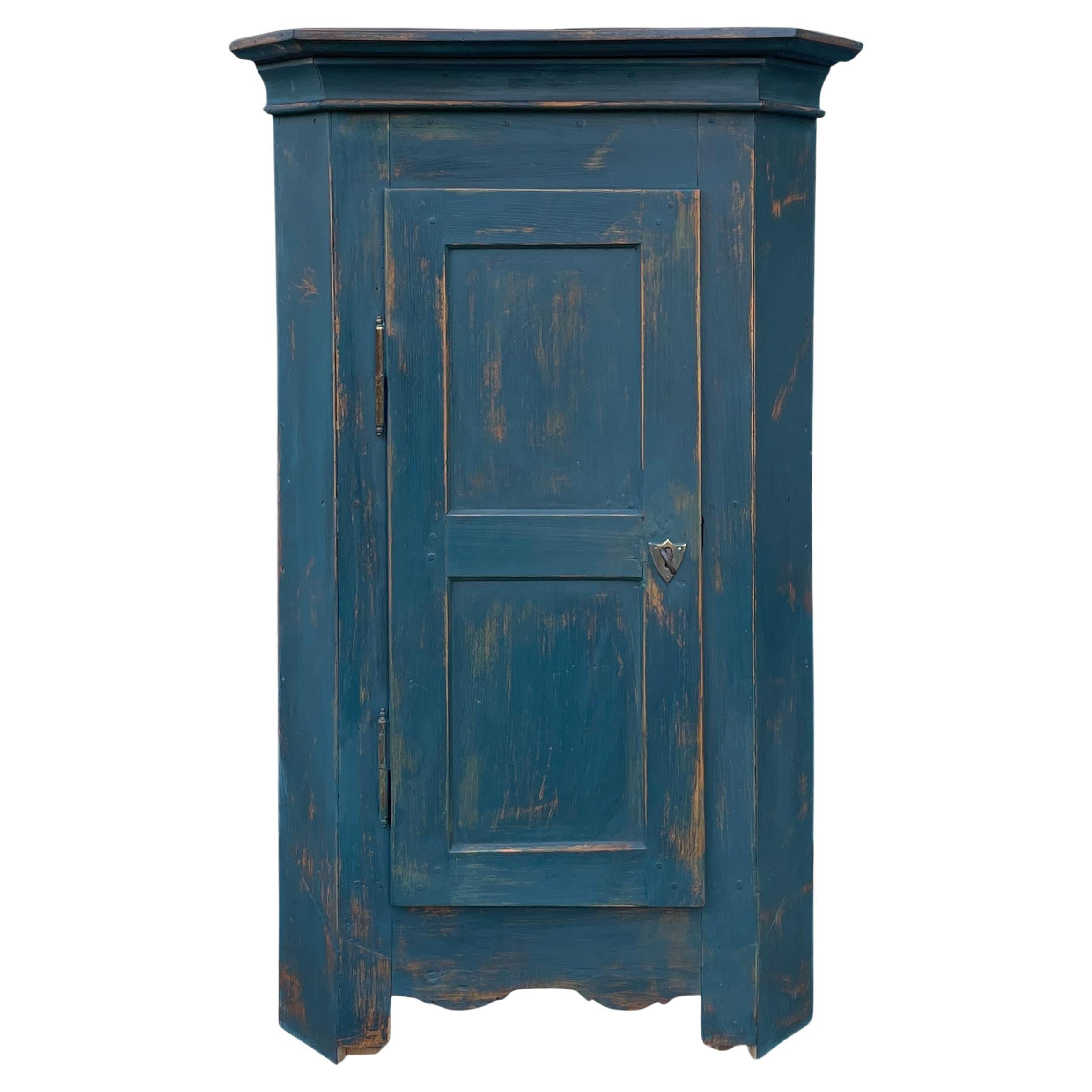 Armoire d
angle peinte en bleu