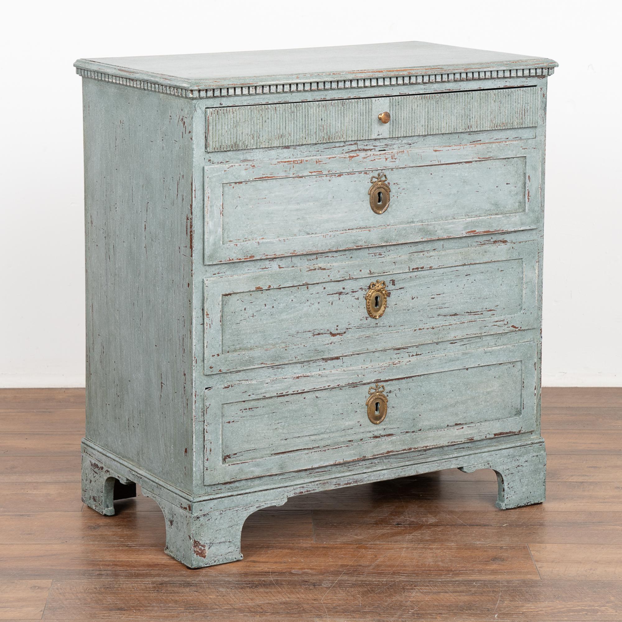 This lovely Gustavian pine chest of drawers has the simple yet elegant lines that reveal its Swedish country style which is reflected in the carved dentil molding along top and fluted detail of the top drawer.
Restored, later professionally applied