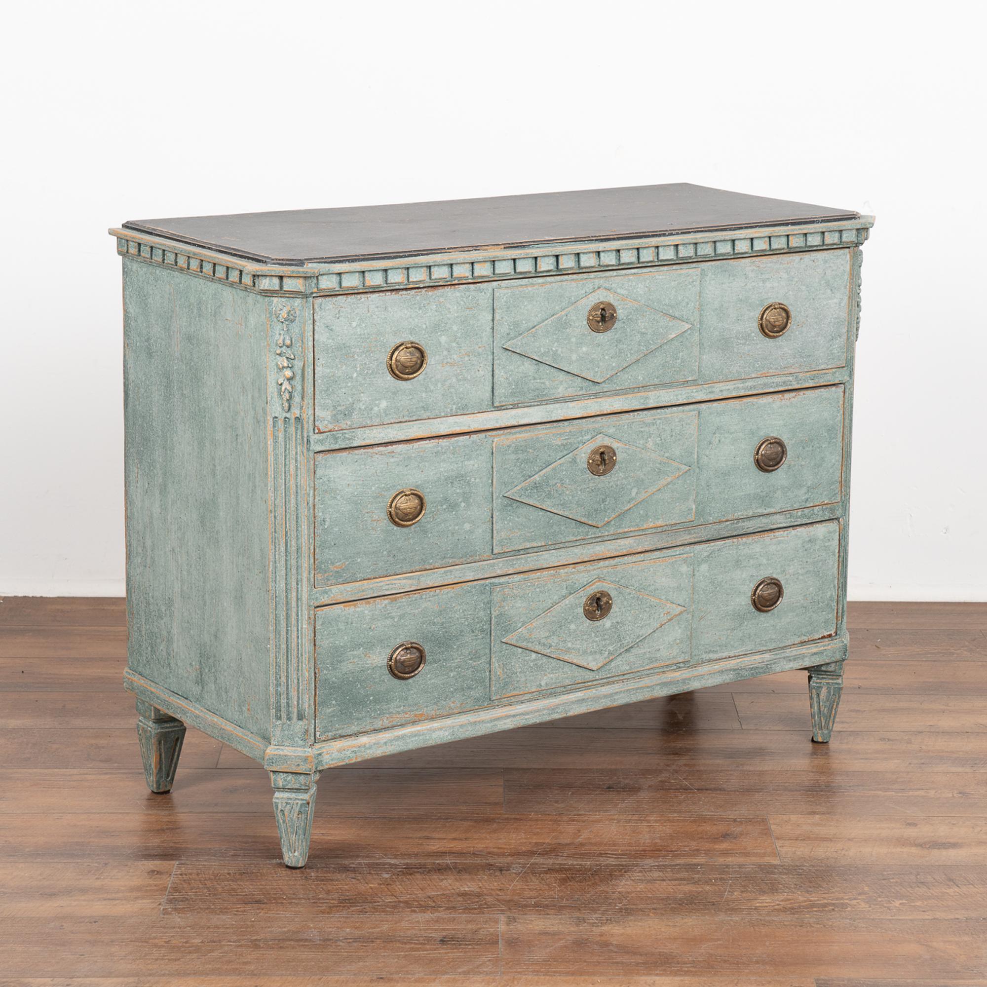 This lovely Gustavian pine chest of drawers has the simple yet elegant lines that reveal its Swedish country style.
The carved dentil molding along top, canted fluted side details and gently tapered fluted feet were traditional style elements of the