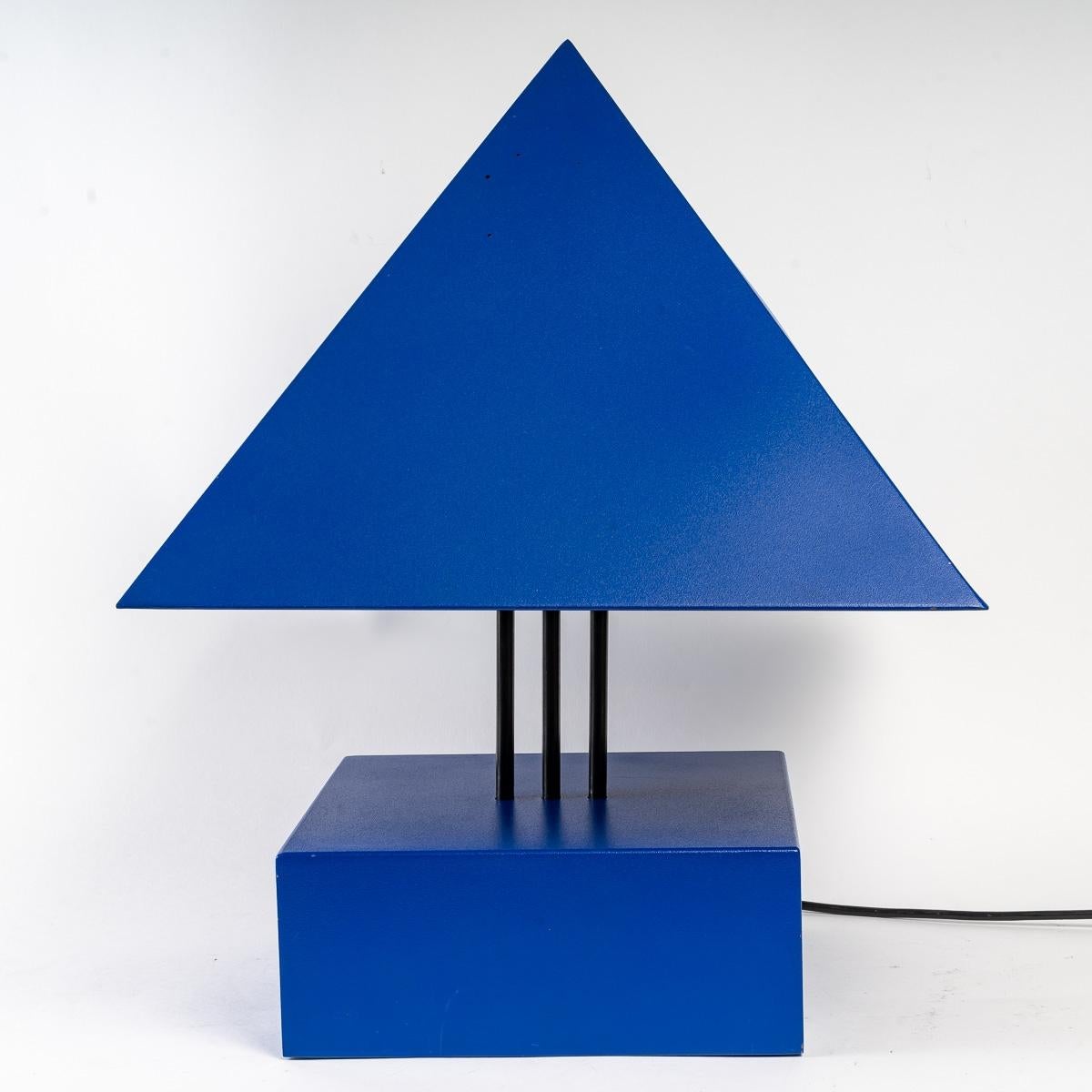 Blue painted metal triangle lamp by Alain Letessier, 1987.
Triangle lamp in blue painted metal with its remote control that raises and lowers the metal shade, 2 levels of light, 20th century, designer Alain Letessier (1952)
Measures: H: 52cm, W: